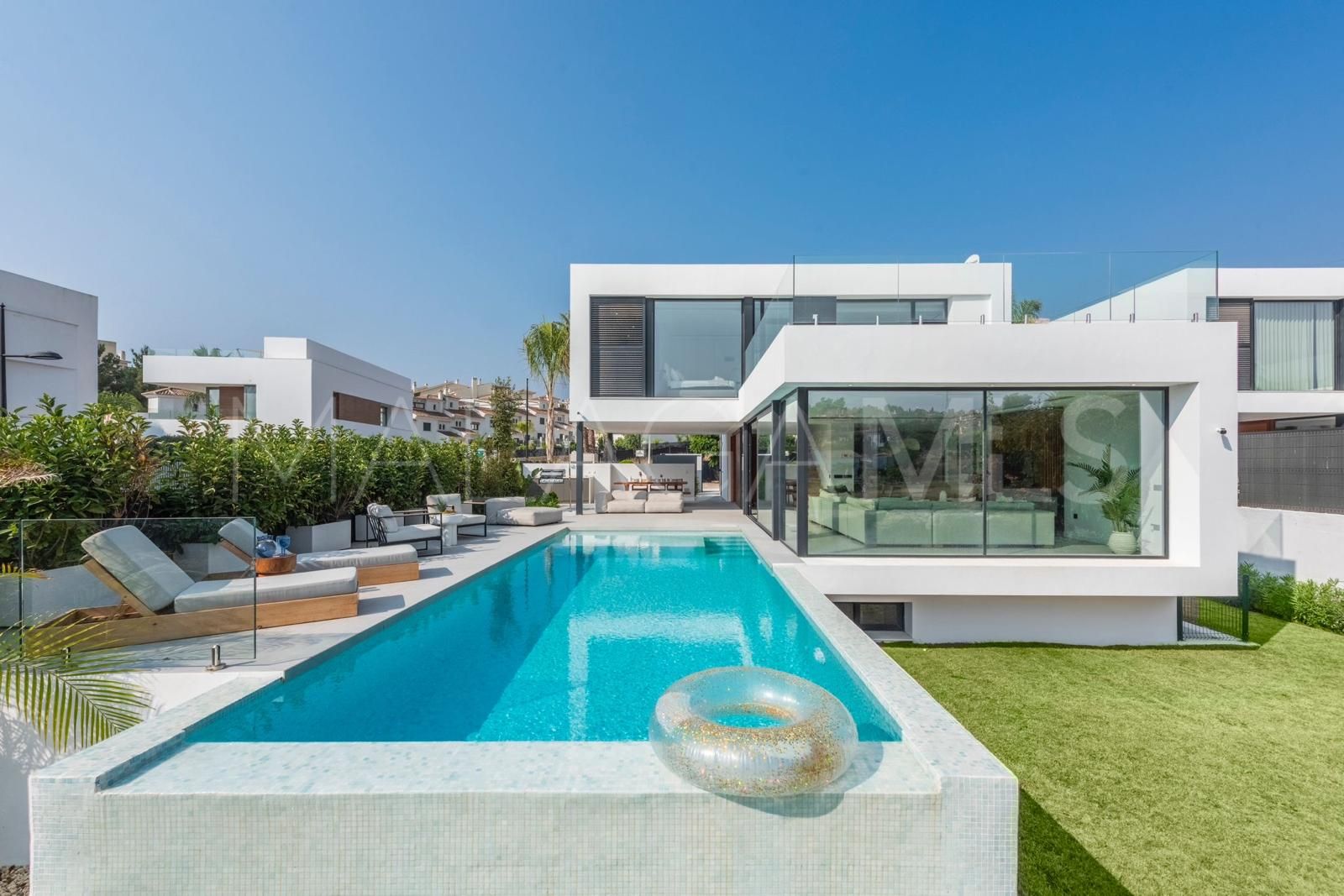 Buy villa in El Campanario