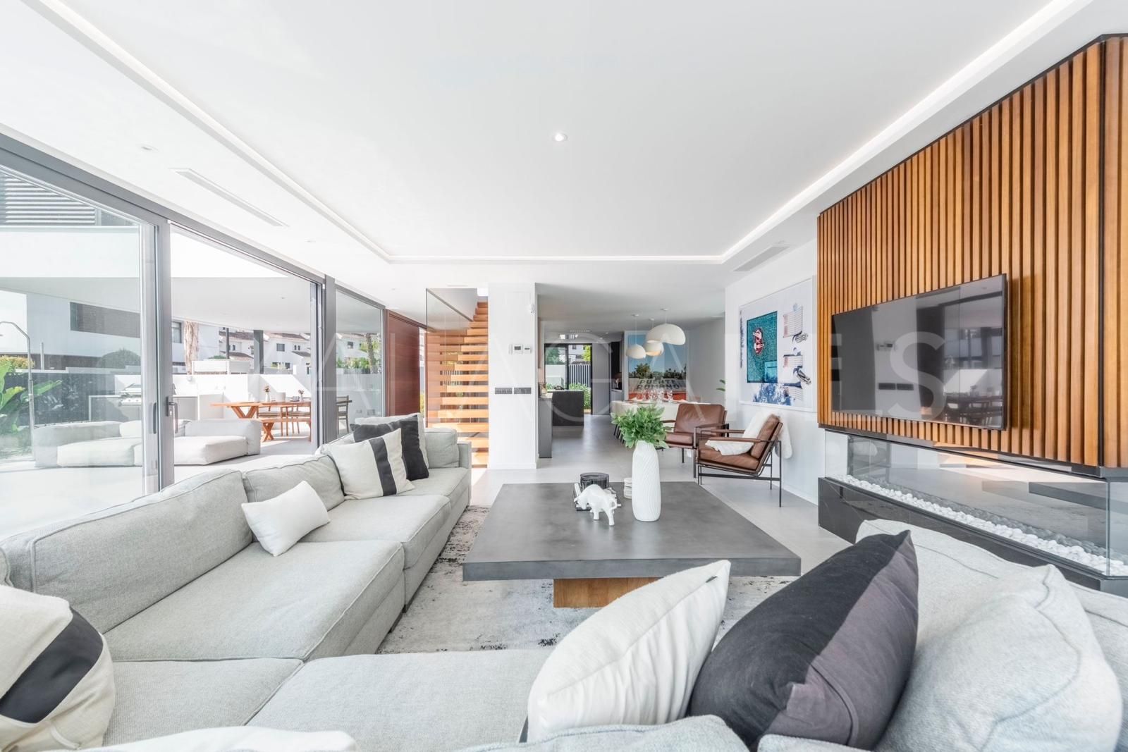 Buy villa in El Campanario
