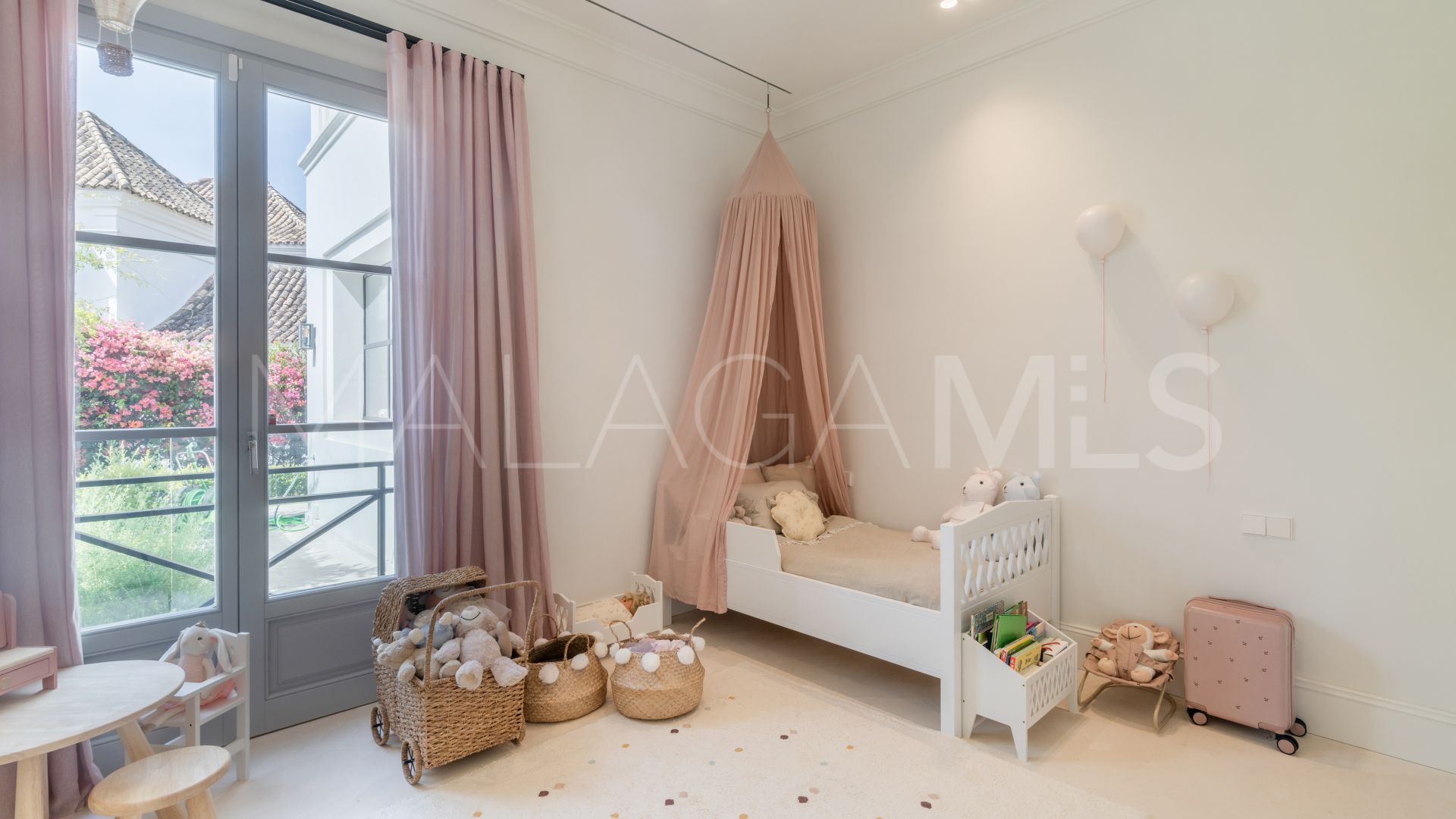 Nueva Andalucia 5 bedrooms villa for sale