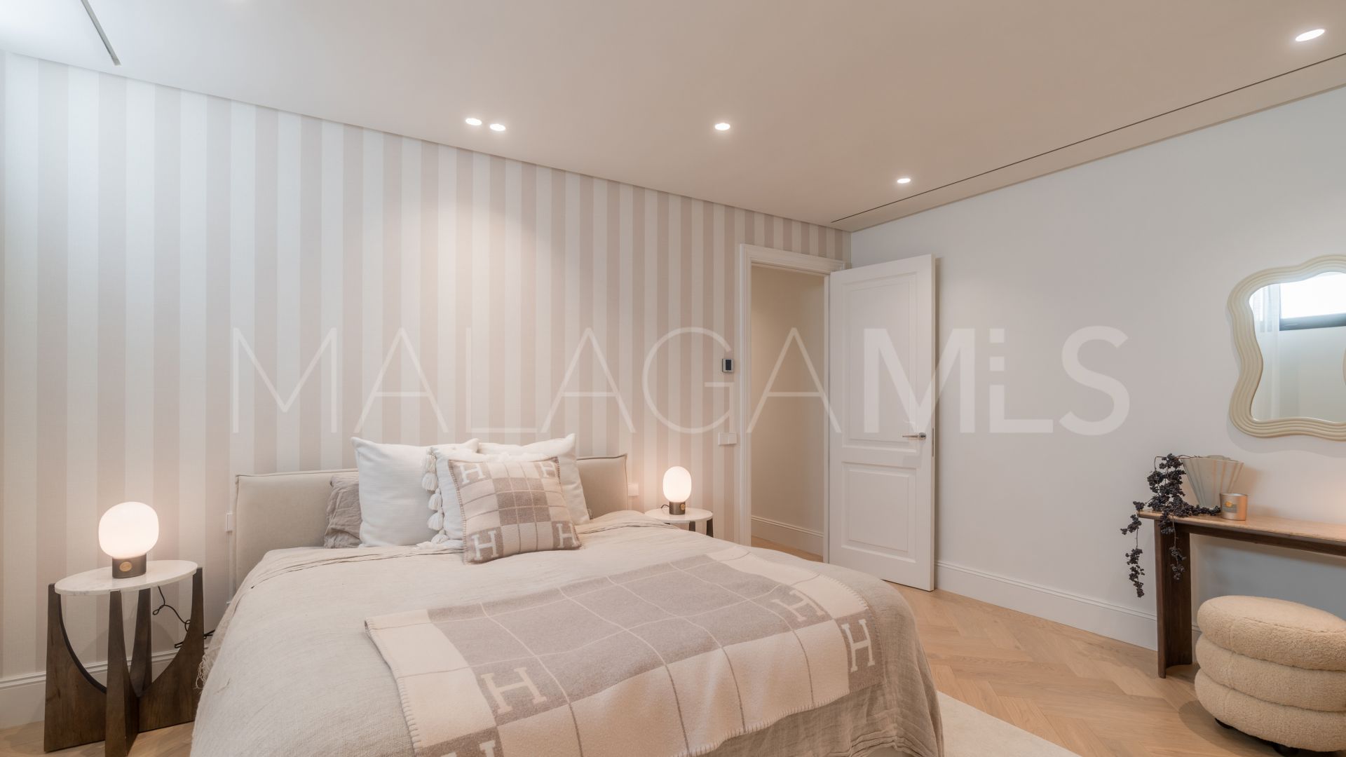 Nueva Andalucia 5 bedrooms villa for sale