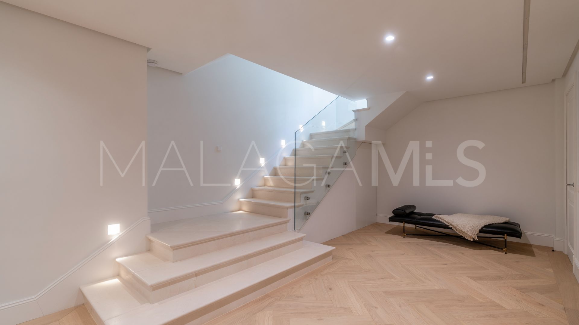Nueva Andalucia 5 bedrooms villa for sale