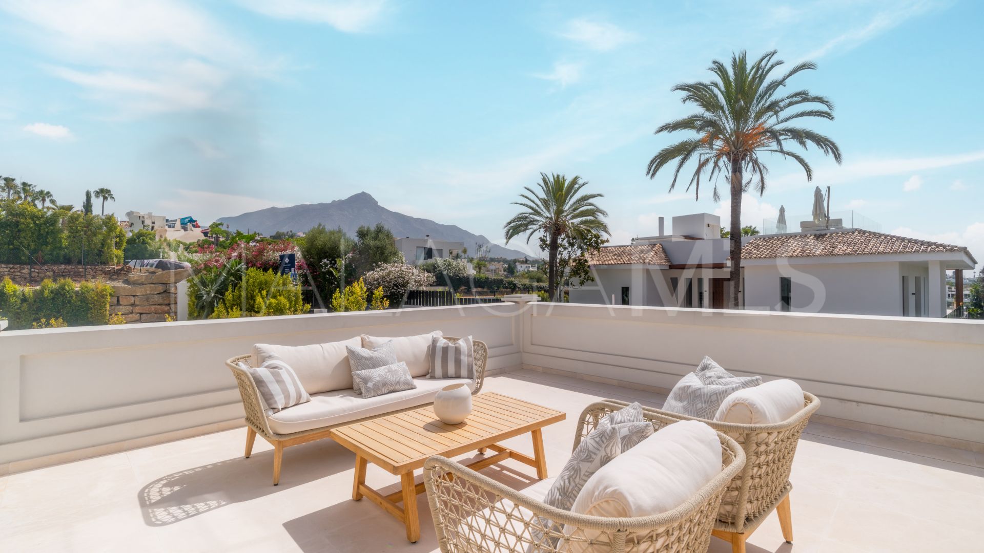 Nueva Andalucia 5 bedrooms villa for sale