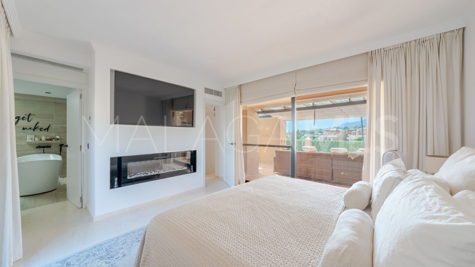 For sale duplex penthouse in Estepona East with 3 bedrooms