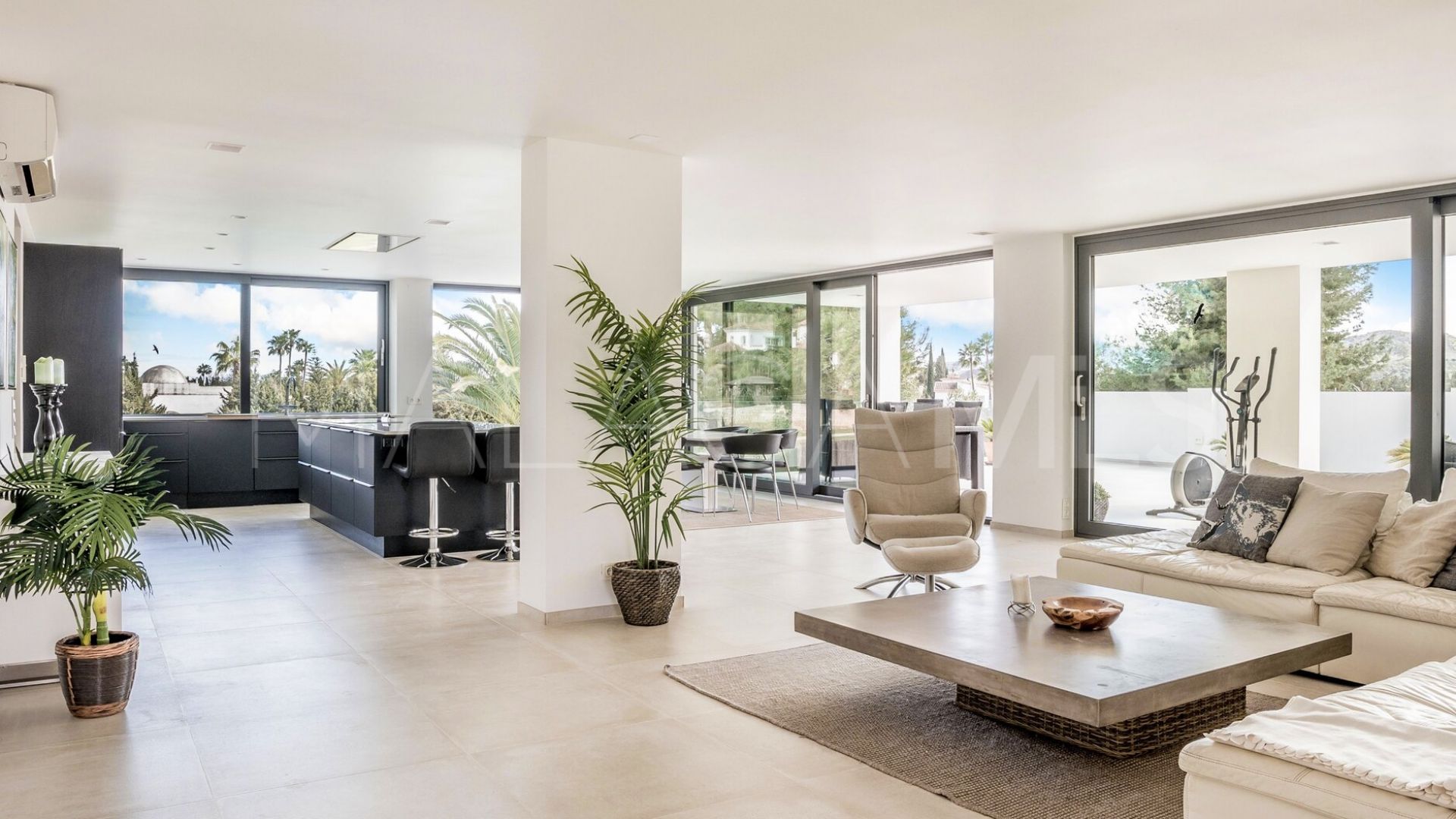 Buy 6 bedrooms villa in Mijas Golf