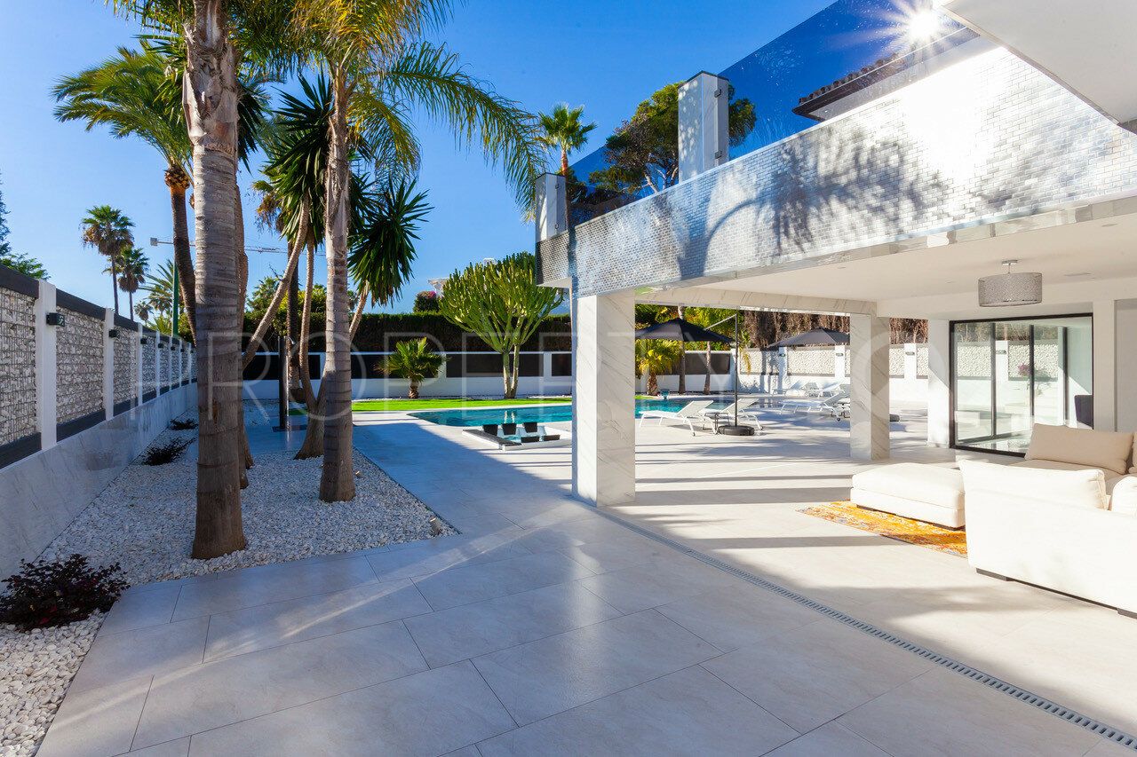 For sale 5 bedrooms villa in Los Monteros Playa