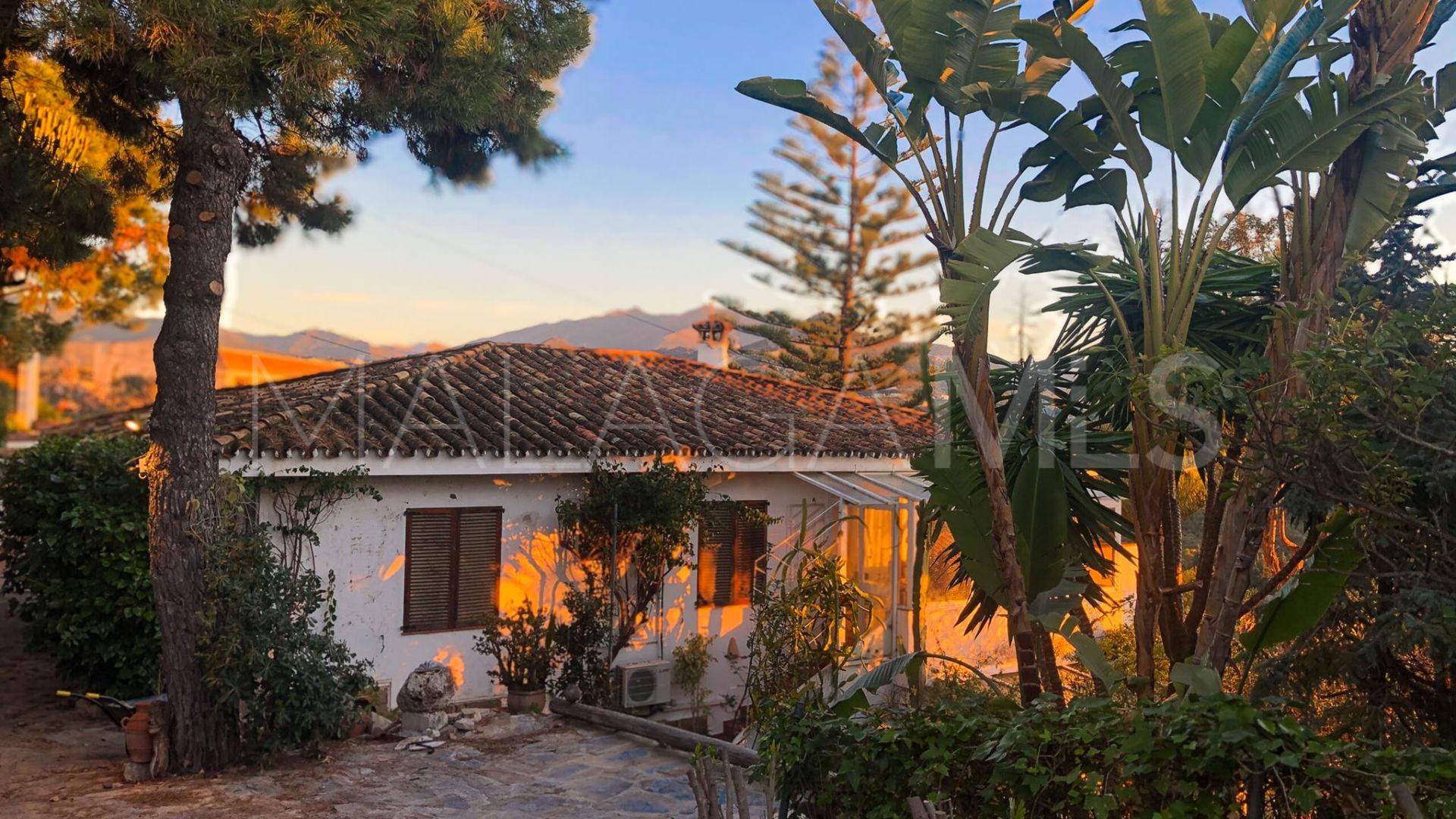 Villa for sale in Benahavis