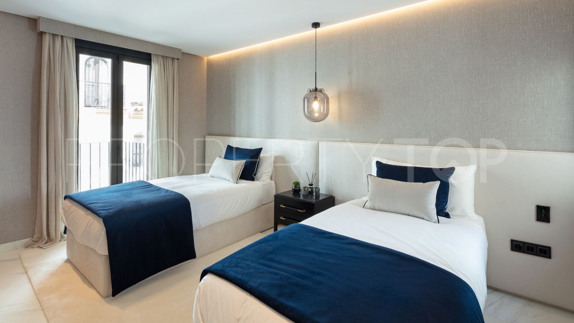 Atico con 3 dormitorios en venta en Marbella - Puerto Banus