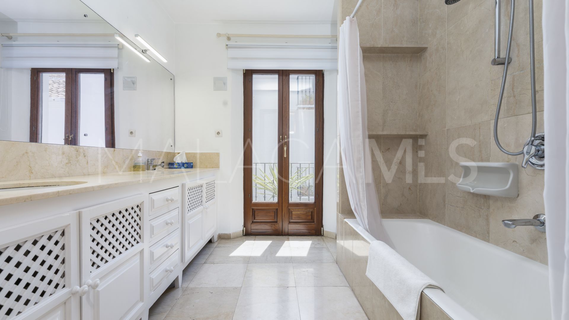 Town house for sale in Golden Mile