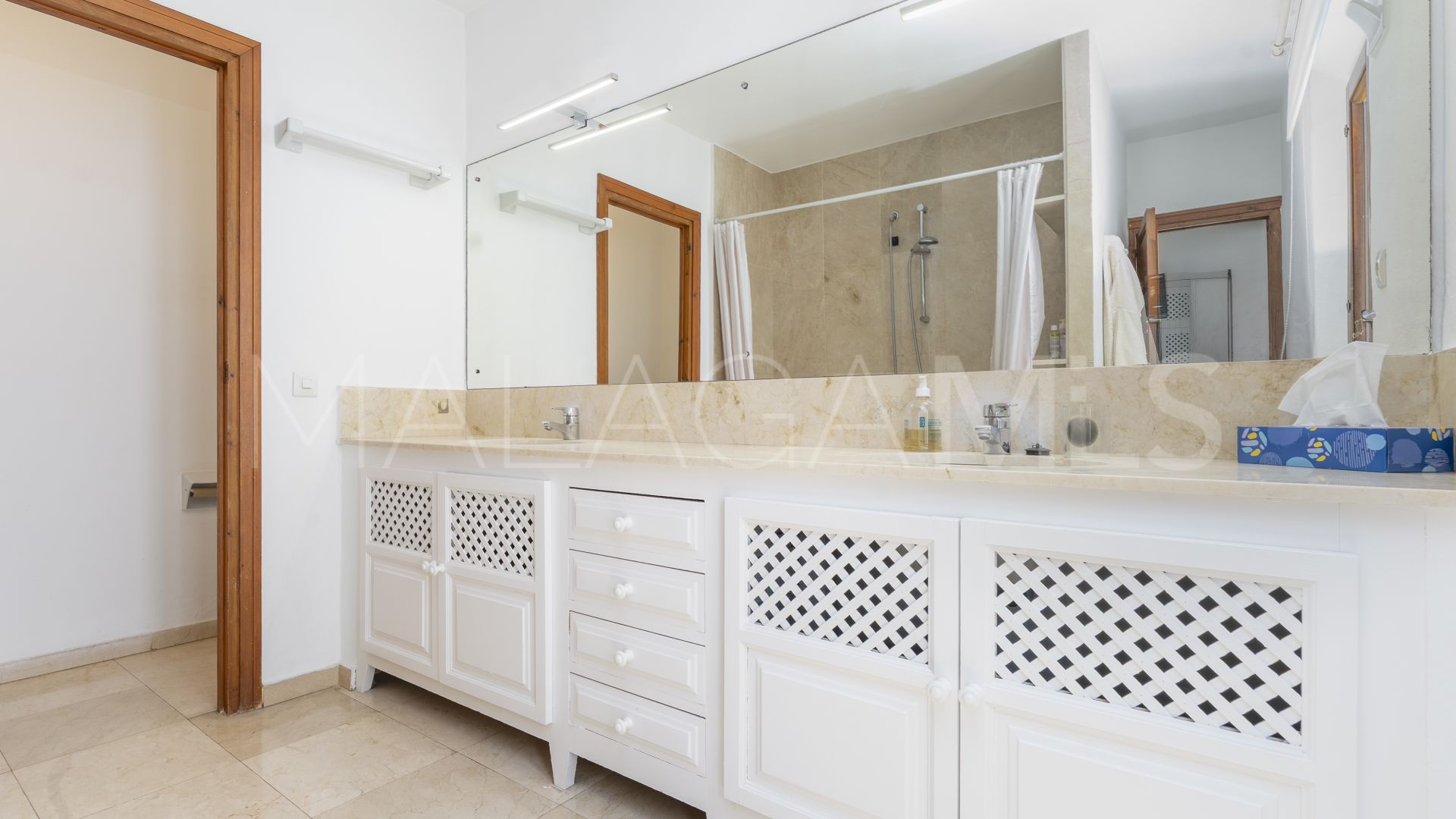 Town house for sale in Golden Mile