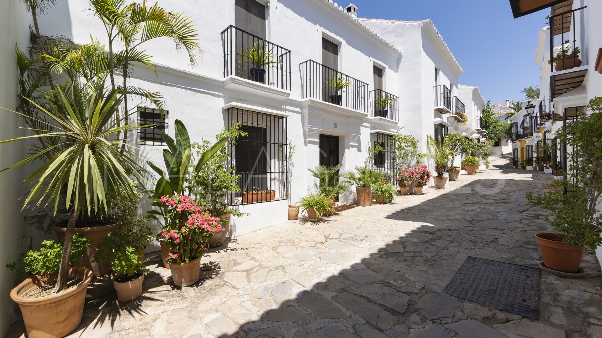 Town house for sale in Golden Mile