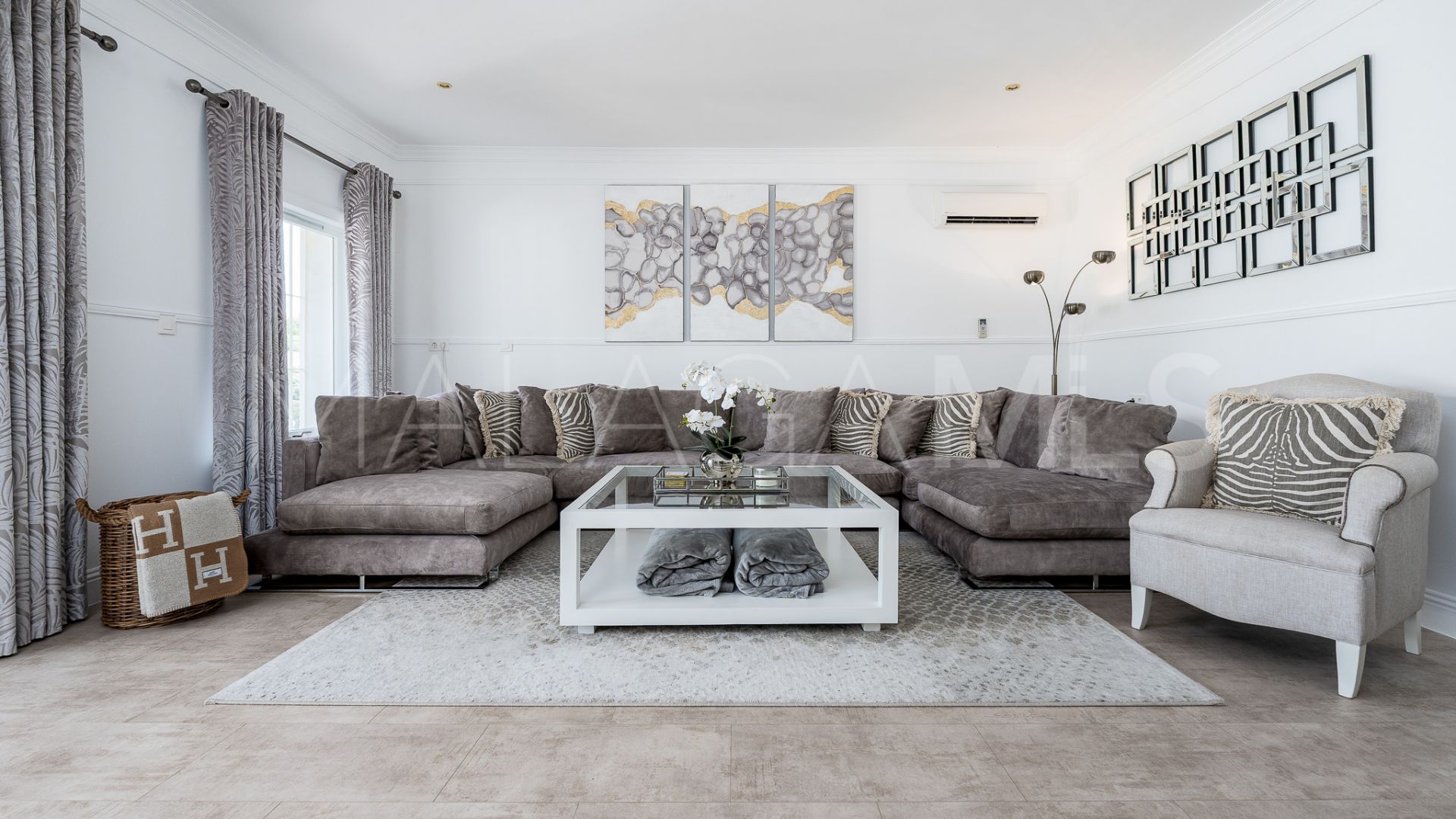 Villa for sale in Elviria