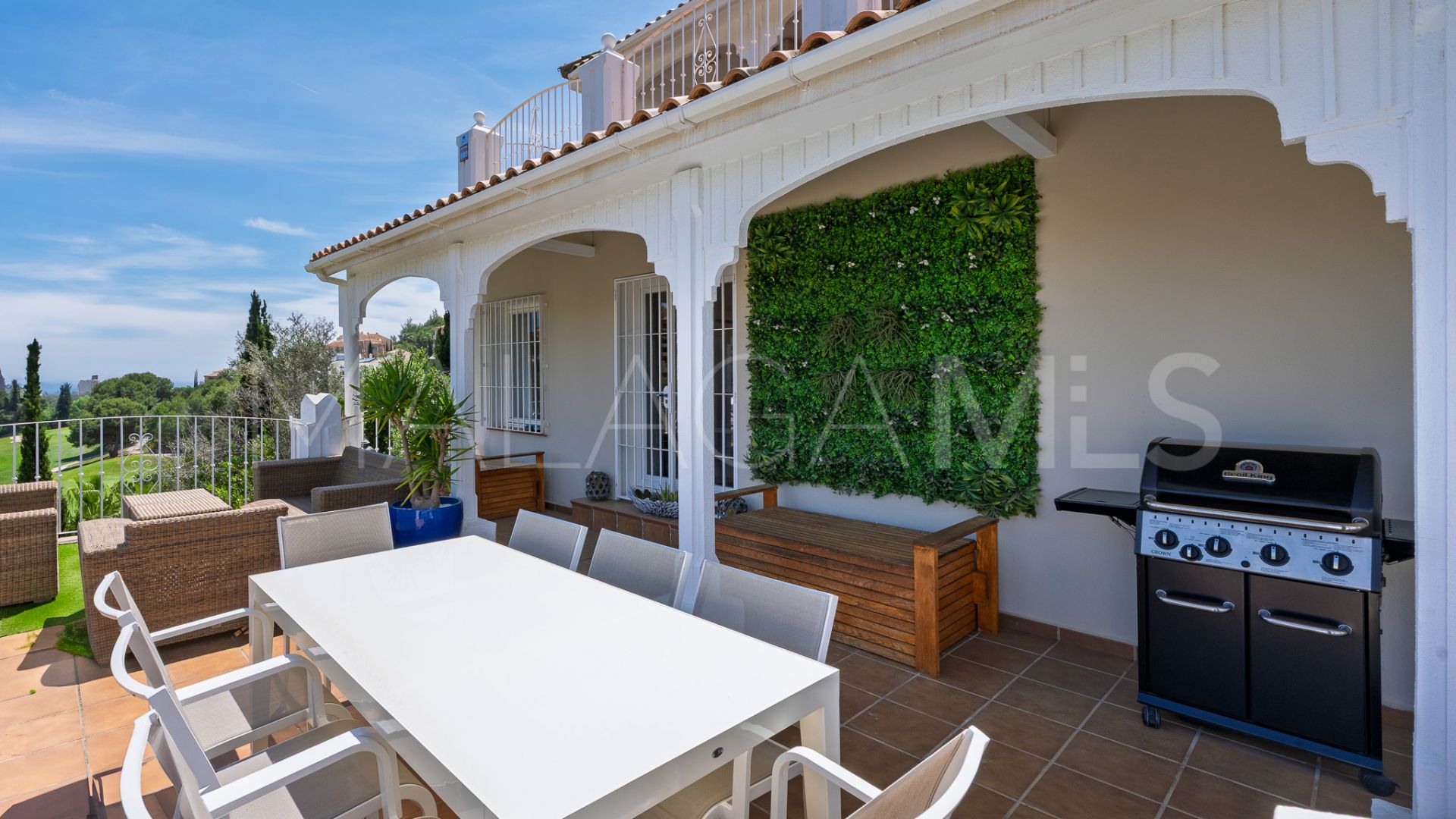 Villa for sale in Elviria