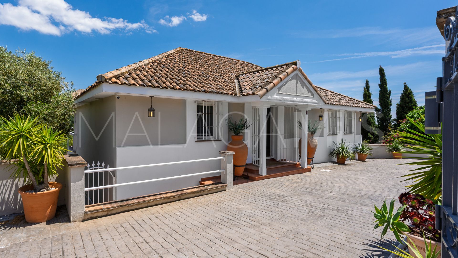 Villa for sale in Elviria