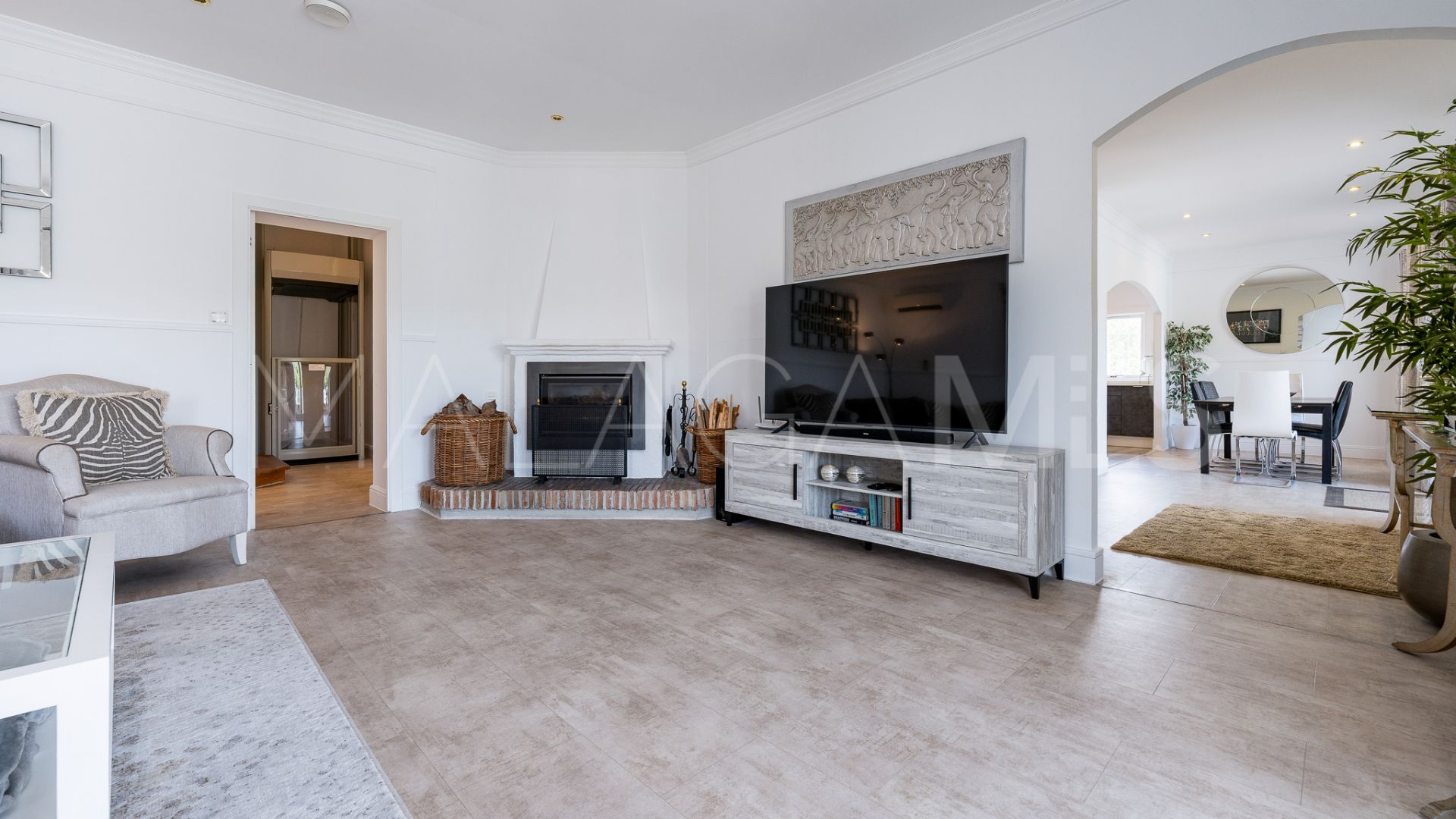 Villa for sale in Elviria