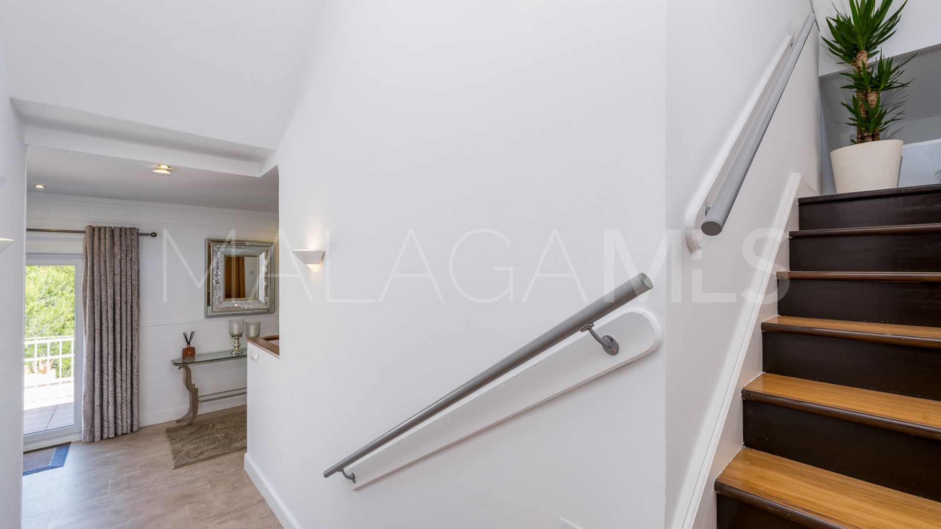 Villa for sale in Elviria