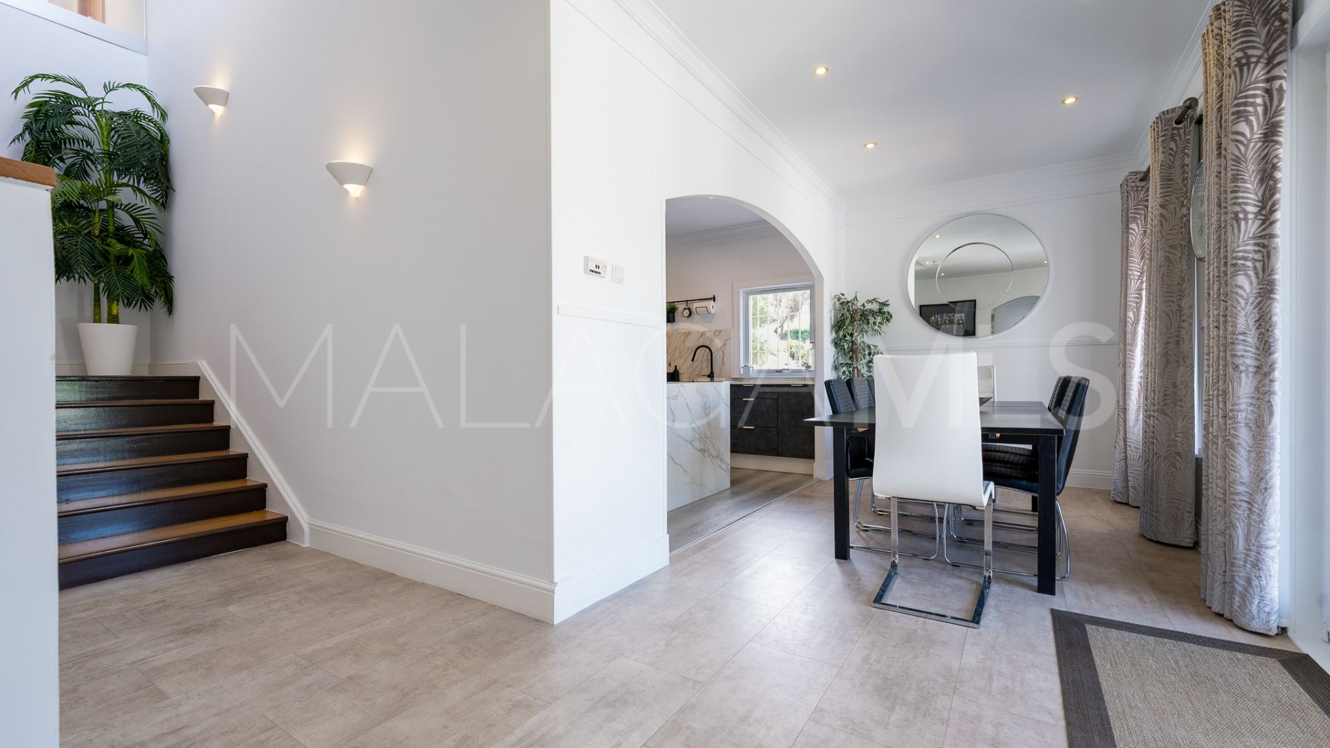 Villa for sale in Elviria