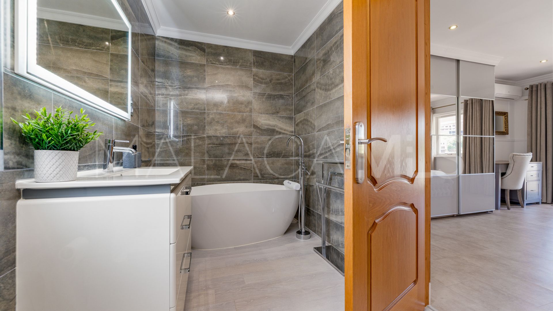 Villa for sale in Elviria