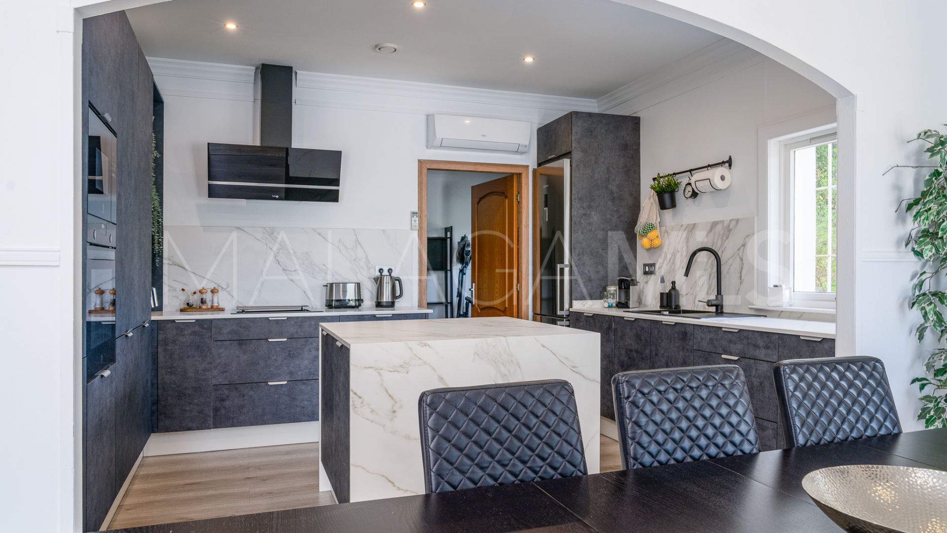 Villa for sale in Elviria