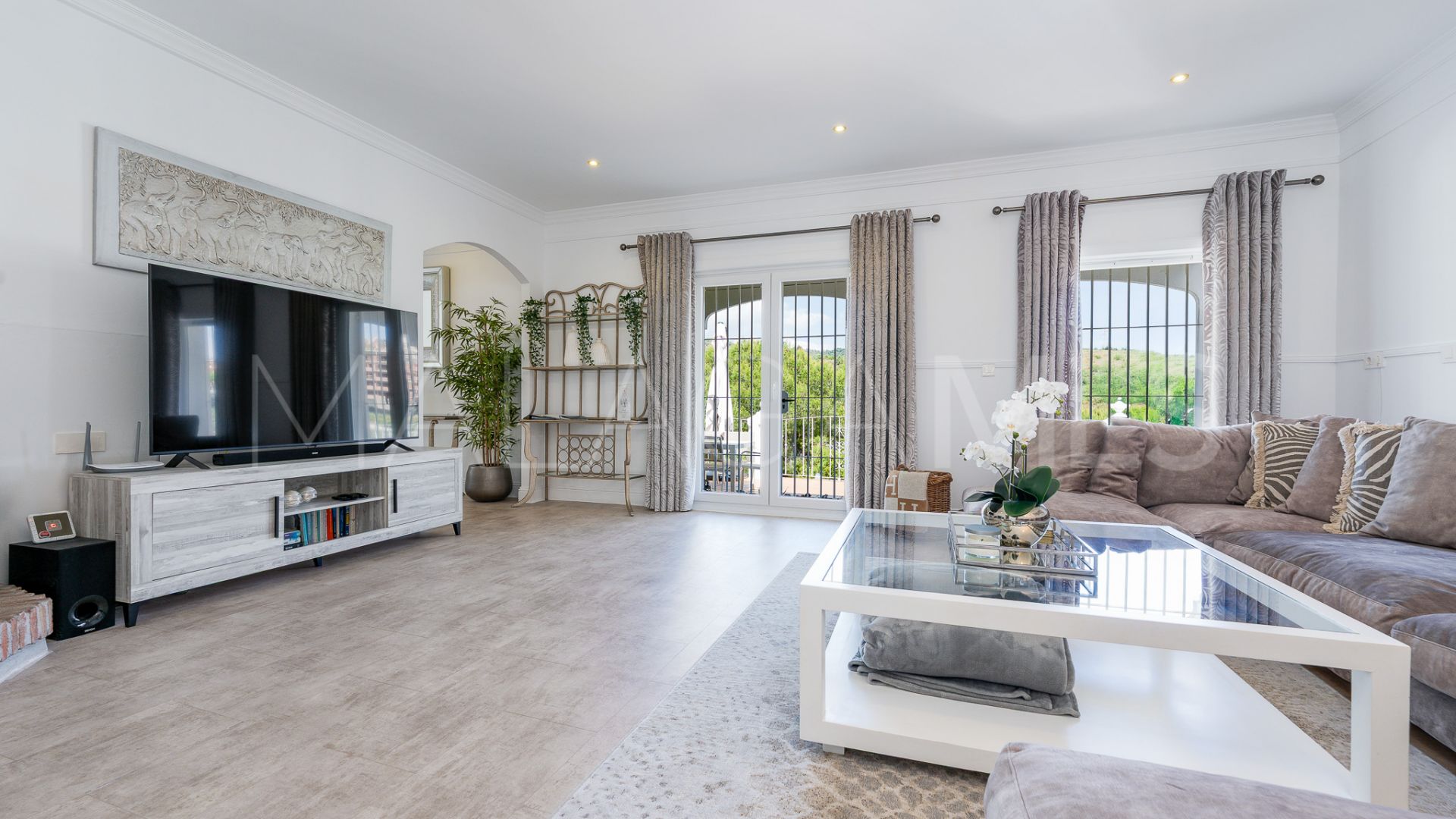 Villa for sale in Elviria