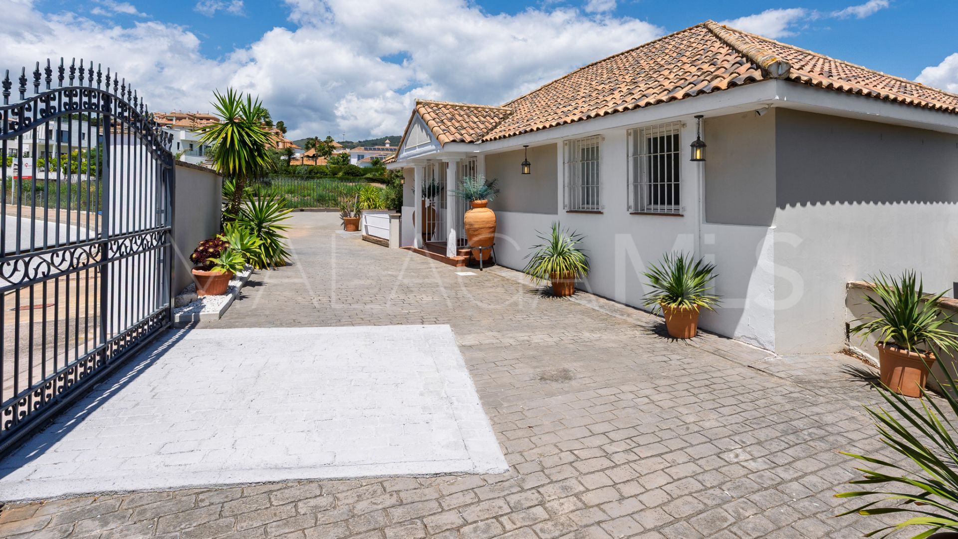 Villa for sale in Elviria