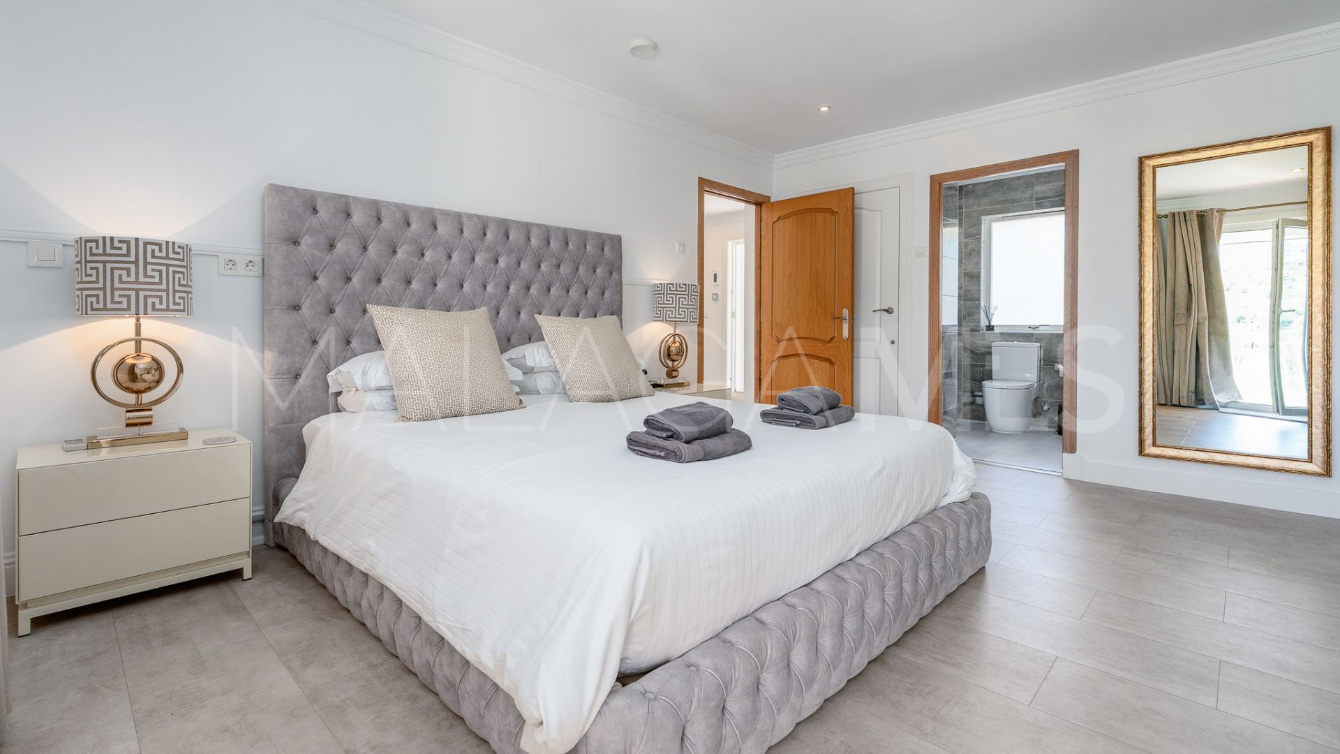 Villa for sale in Elviria