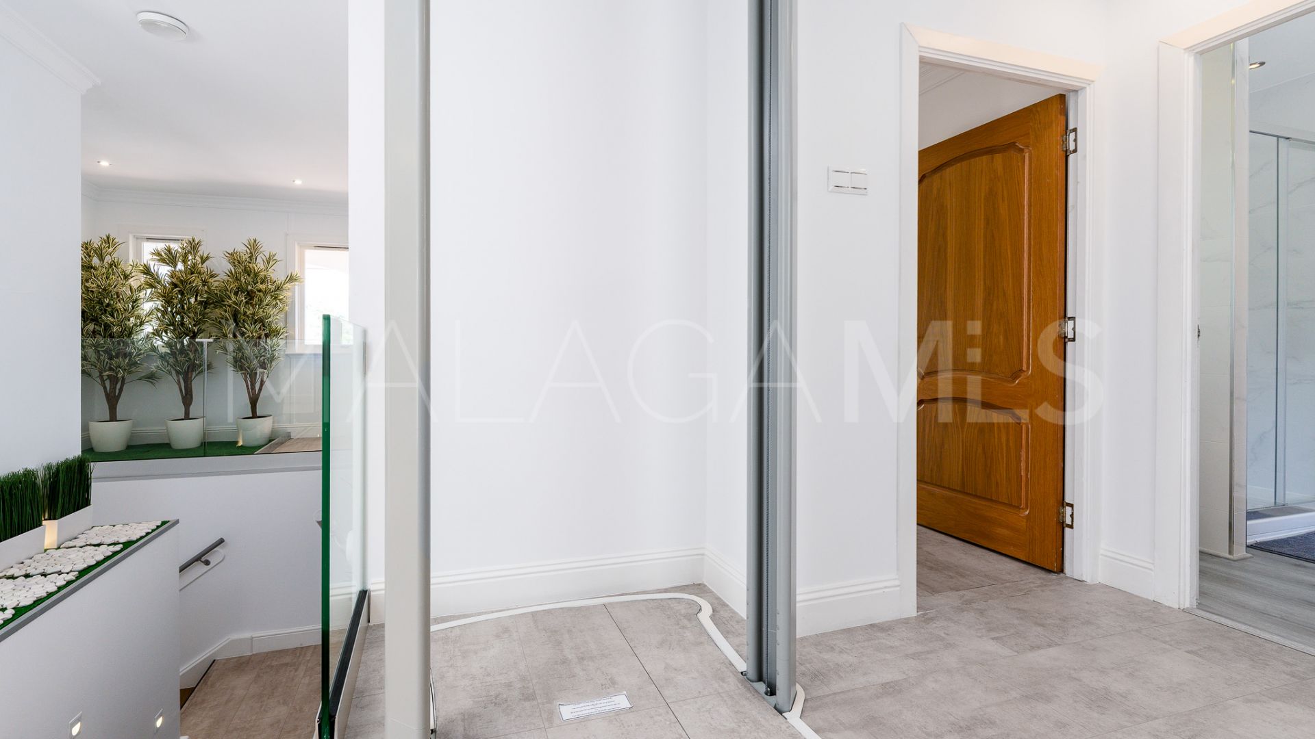Villa for sale in Elviria