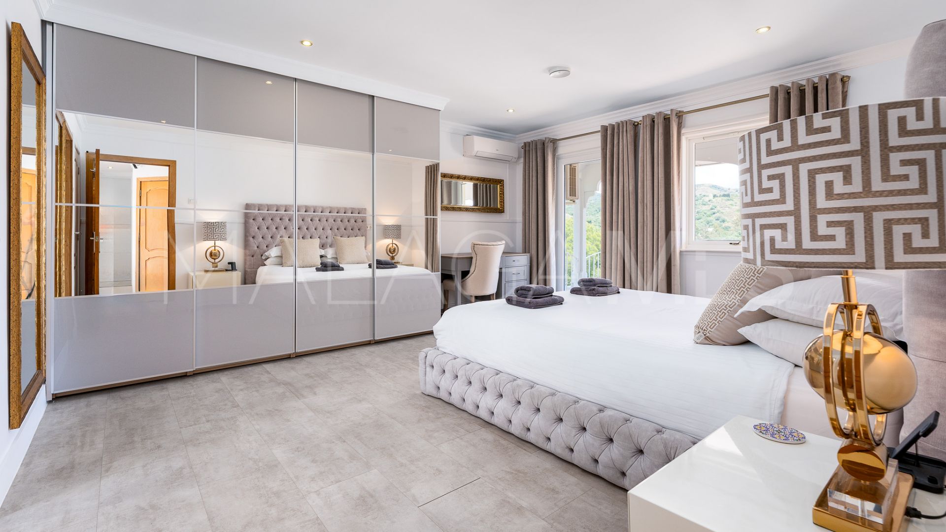 Villa for sale in Elviria