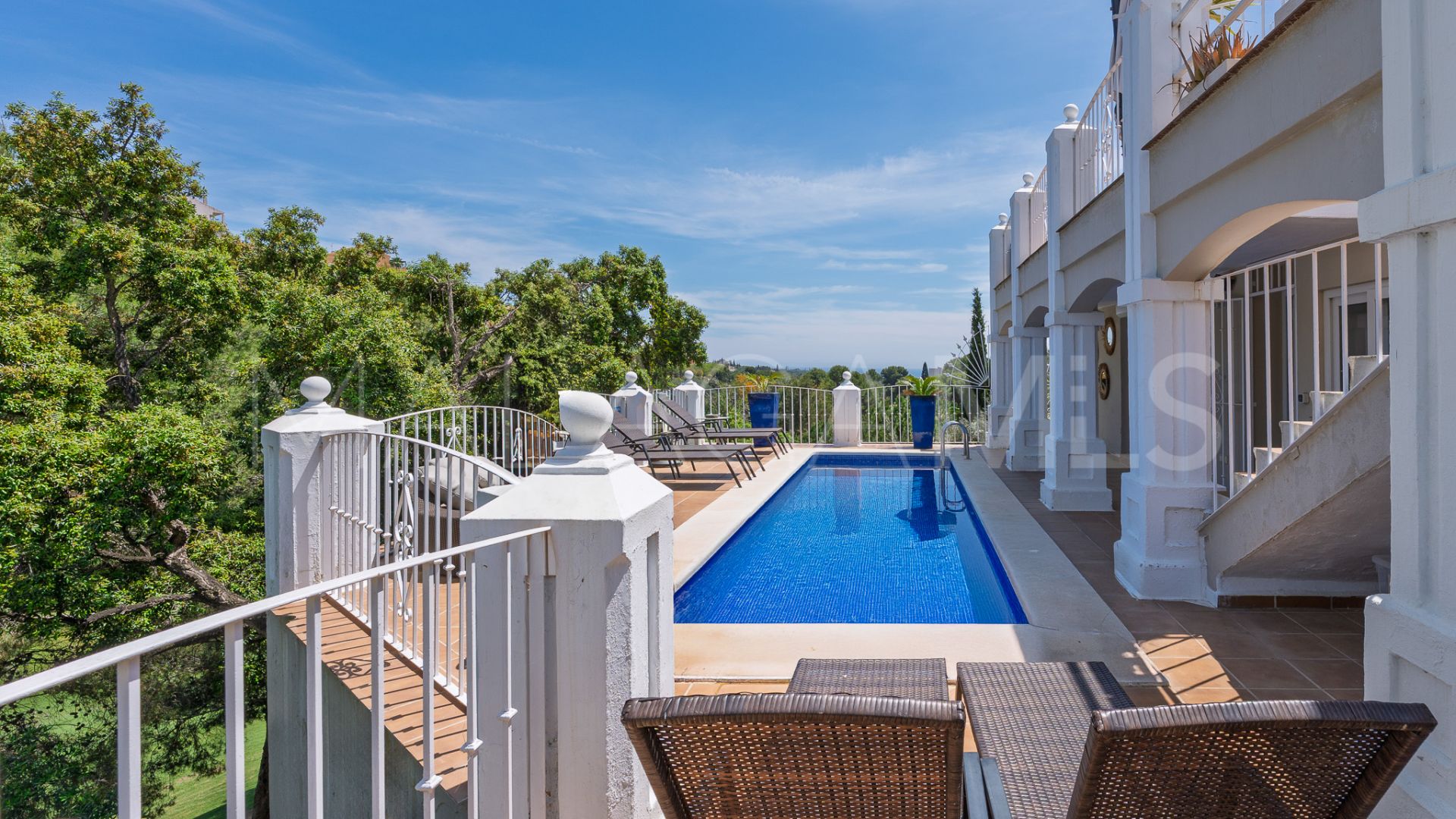 Villa for sale in Elviria
