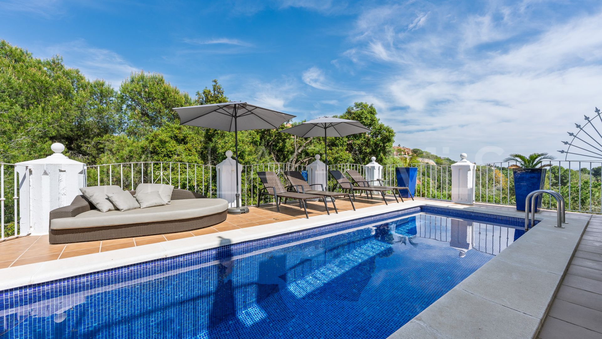 Villa for sale in Elviria