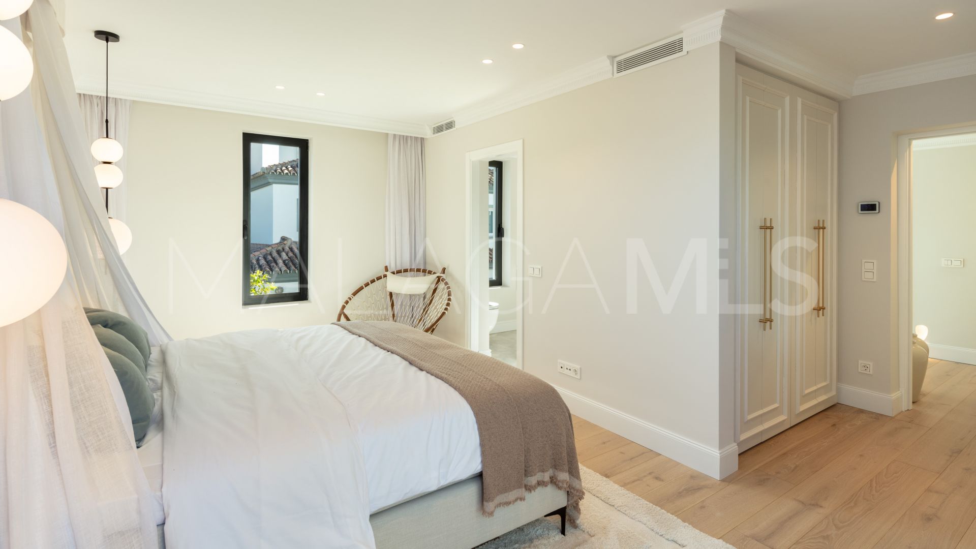 Villa with 5 bedrooms for sale in Nueva Andalucia