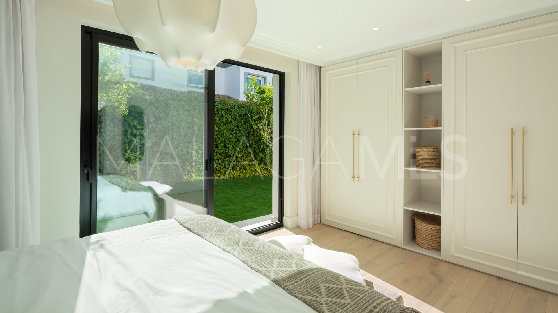 Villa with 5 bedrooms for sale in Nueva Andalucia