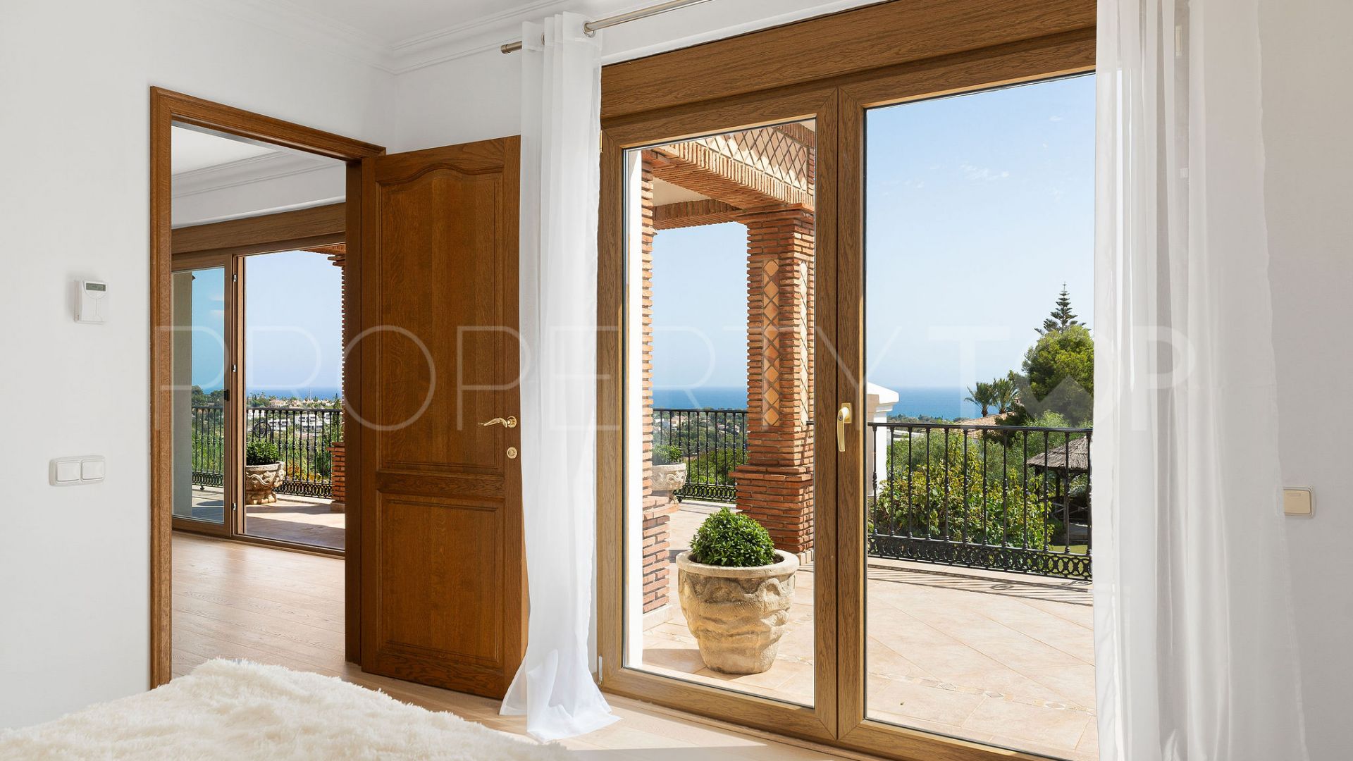 6 bedrooms El Paraiso villa for sale