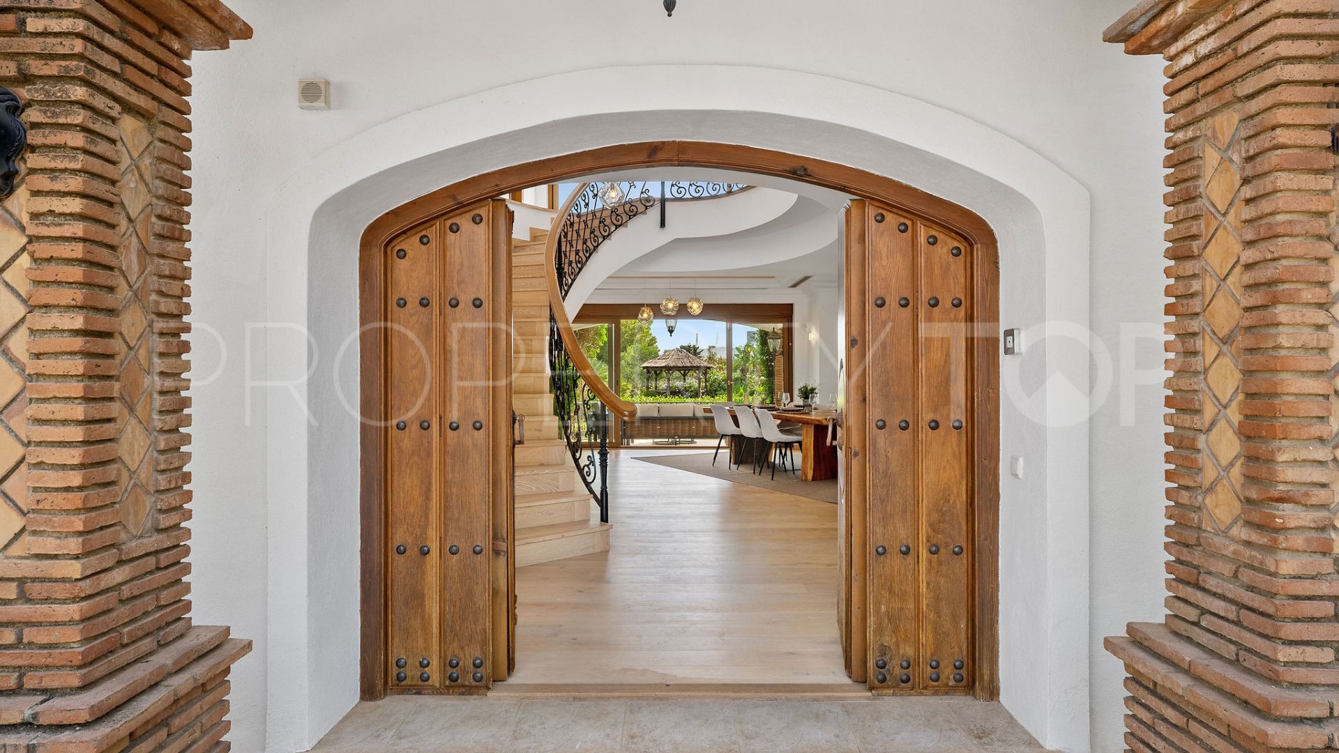 6 bedrooms El Paraiso villa for sale