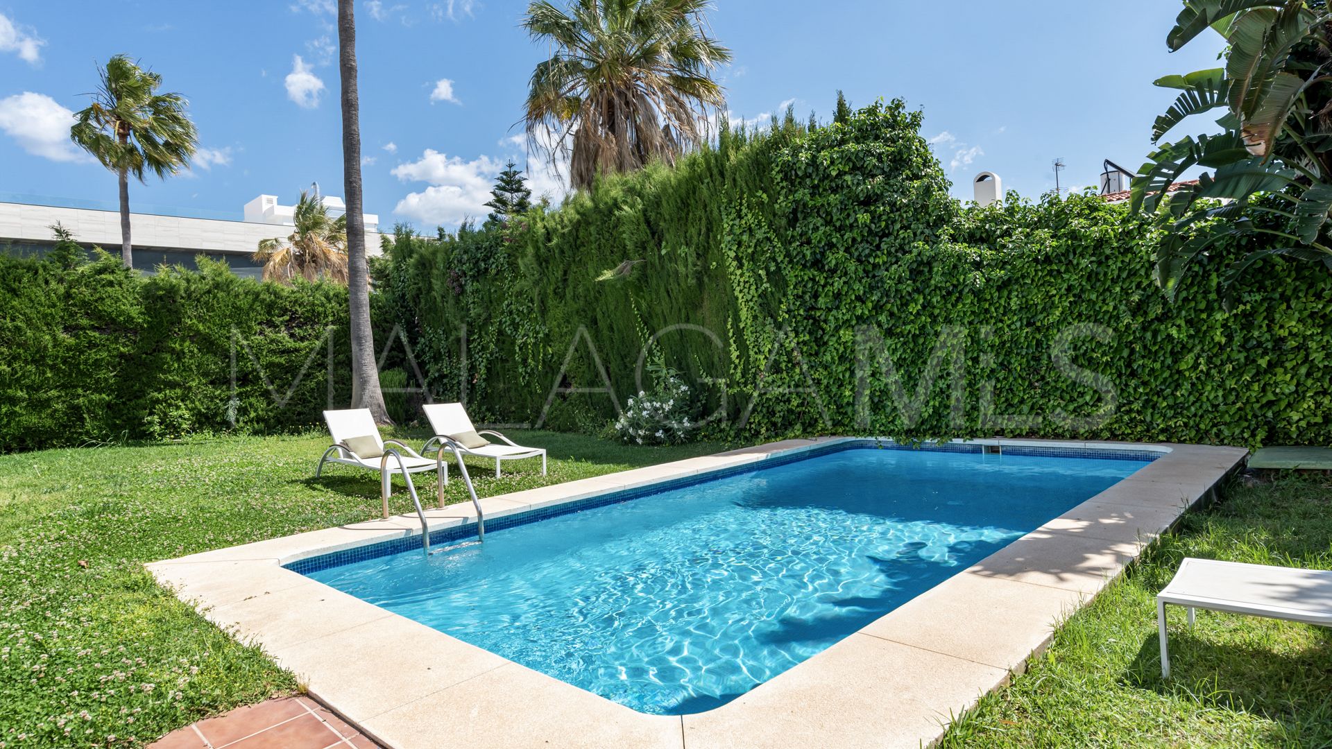 Villa for sale in Nueva Andalucia