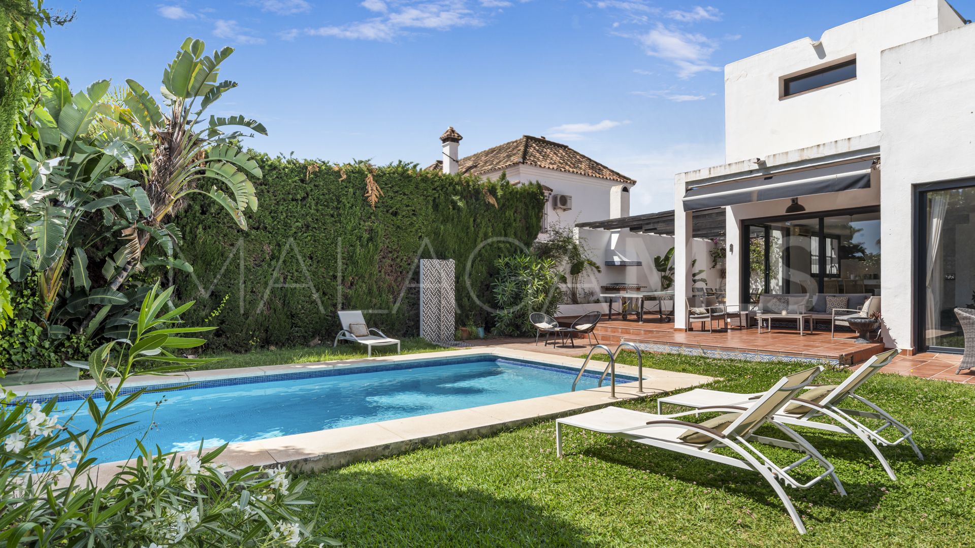 Villa for sale in Nueva Andalucia