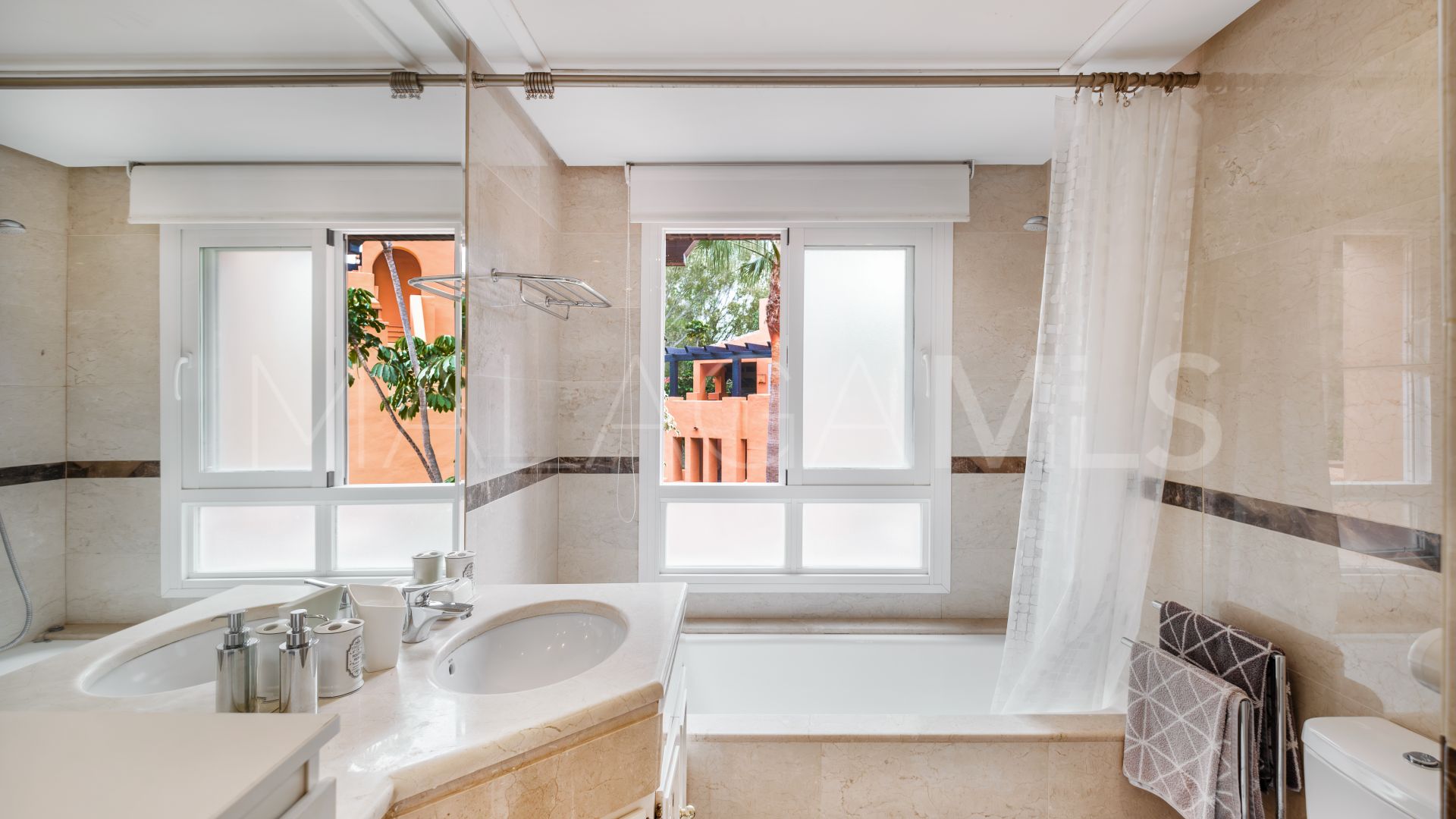 Buy apartment with 3 bedrooms in Alminar de Marbella