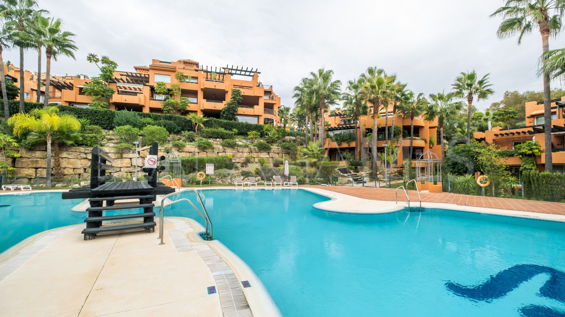 Buy apartment with 3 bedrooms in Alminar de Marbella