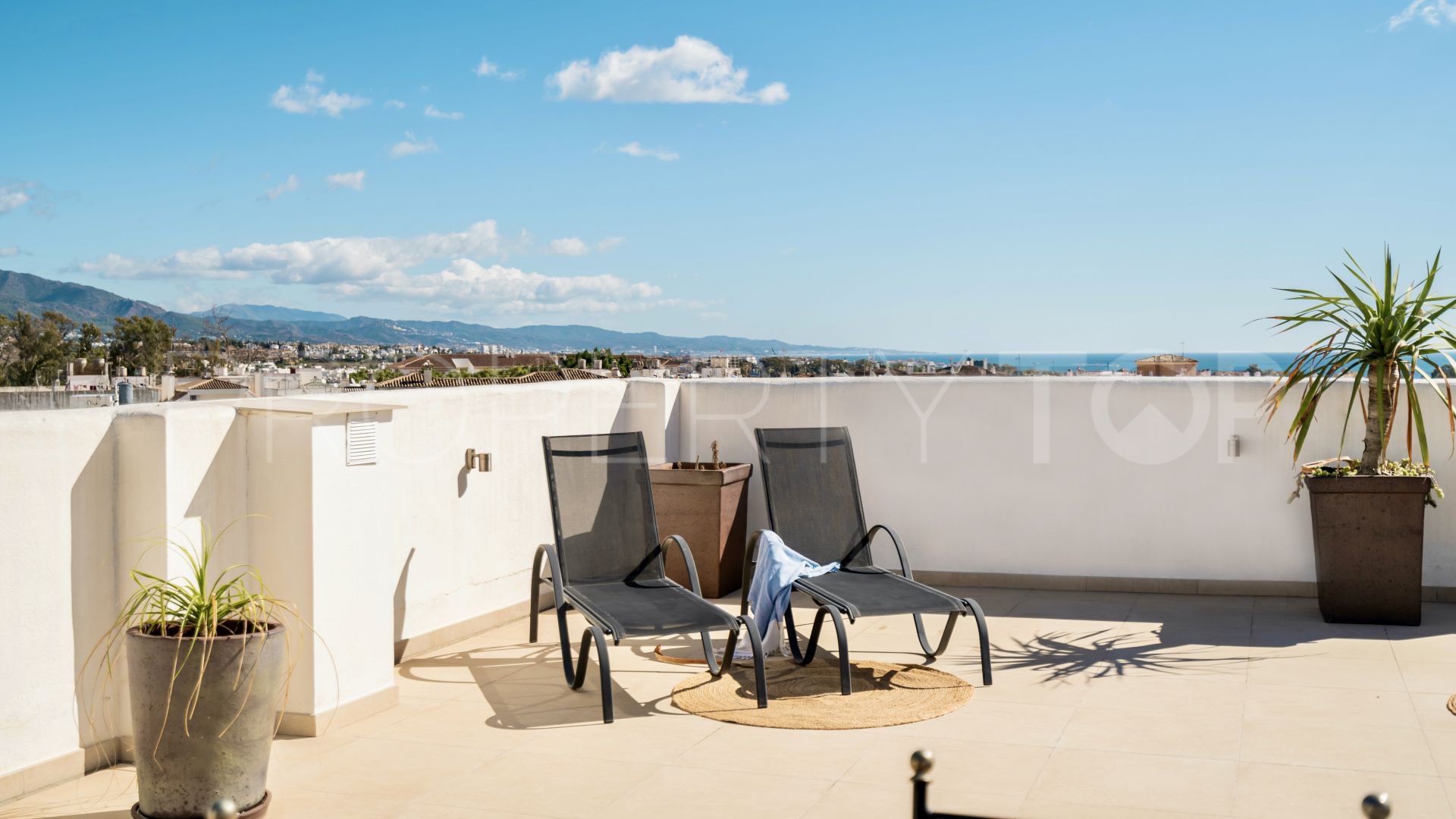 Buy duplex penthouse in San Pedro de Alcantara with 3 bedrooms