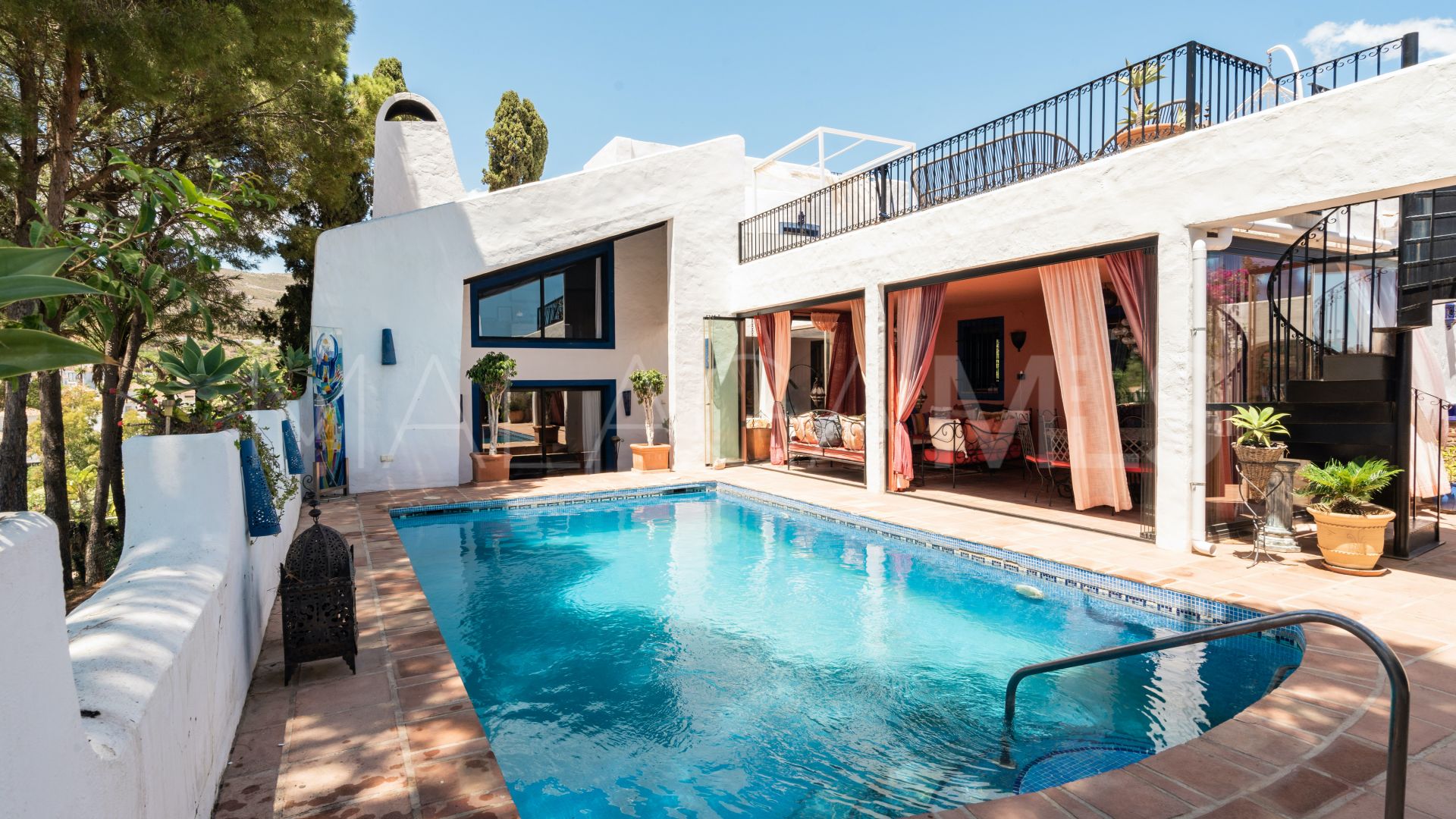 Villa for sale in Nueva Andalucia