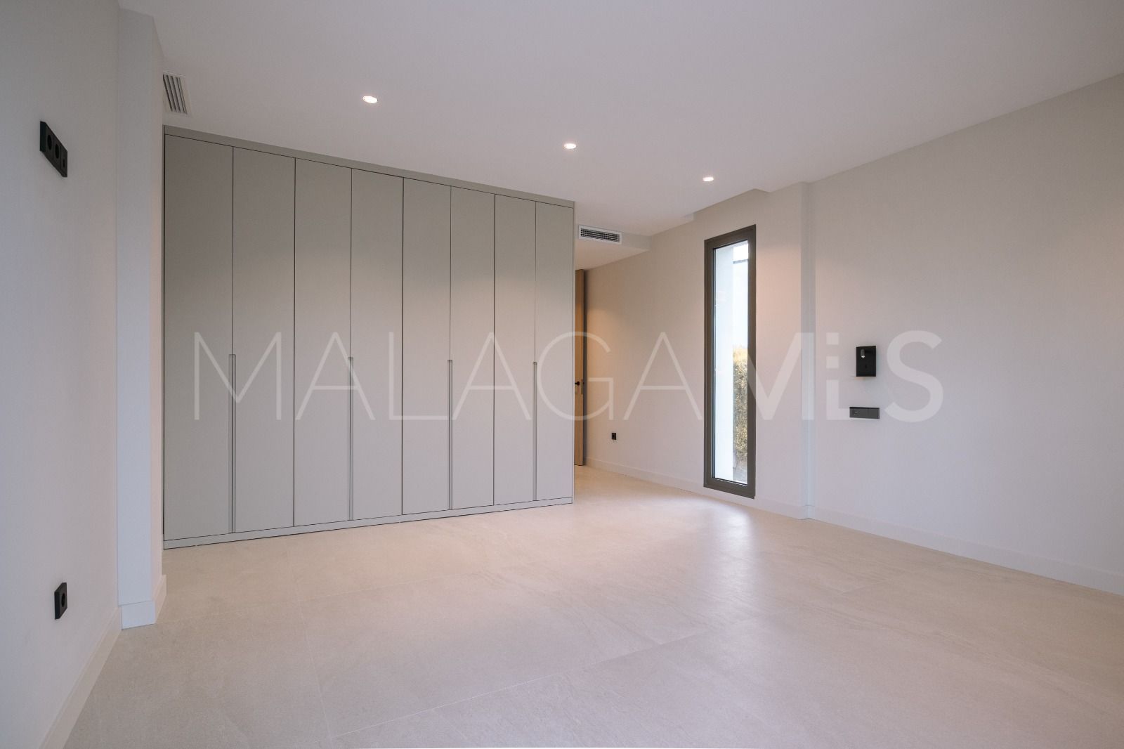 Villa for sale in Estepona