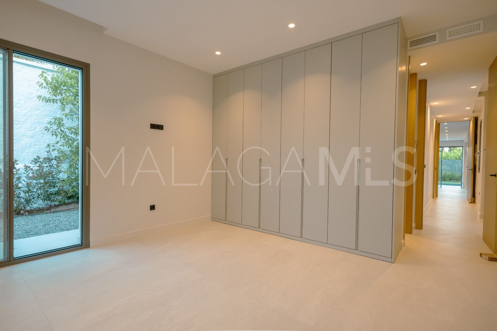 Villa for sale in Estepona