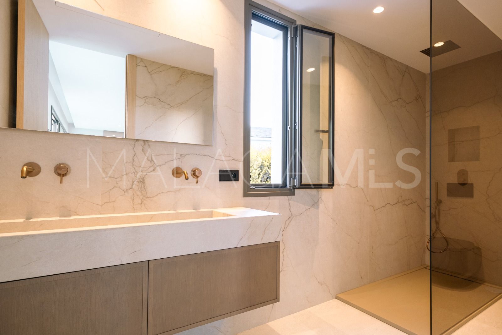 Villa for sale in Estepona