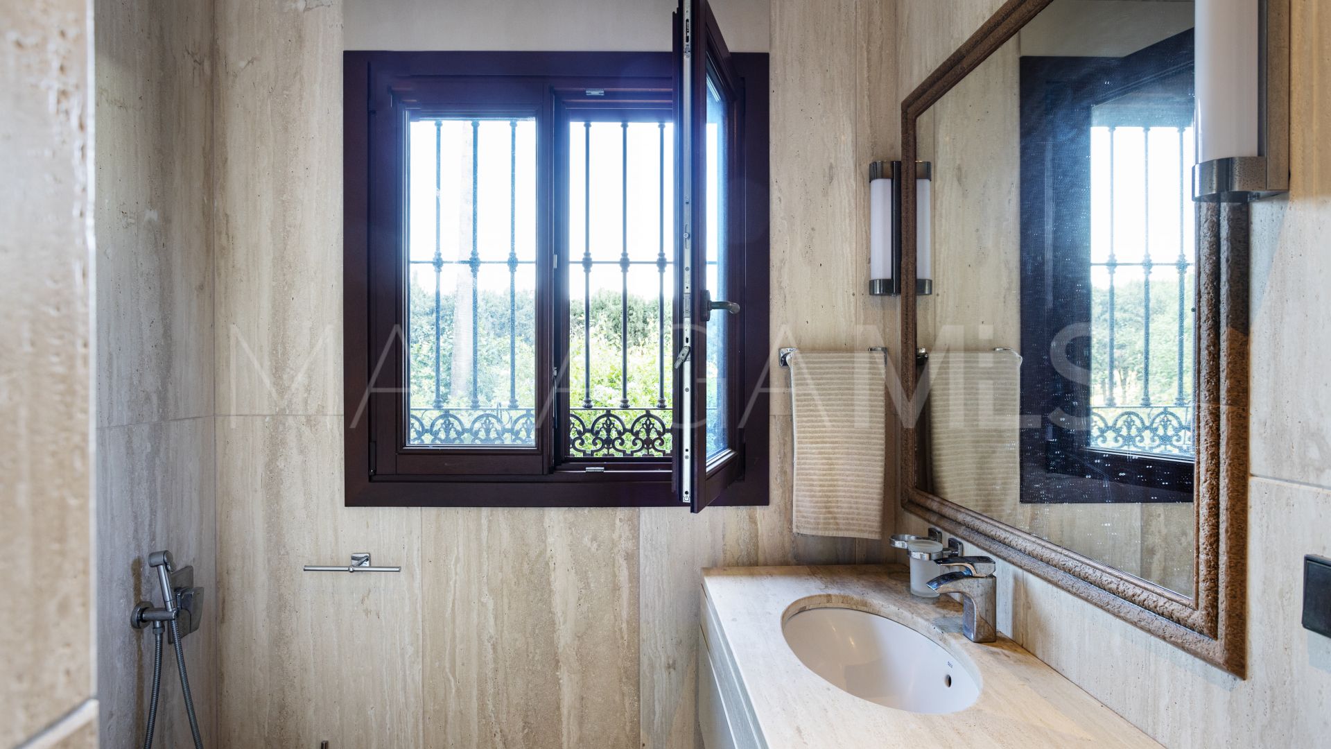 Villa for sale in Elviria