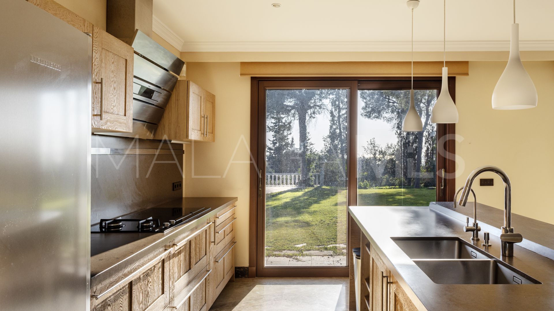 Villa for sale in Elviria