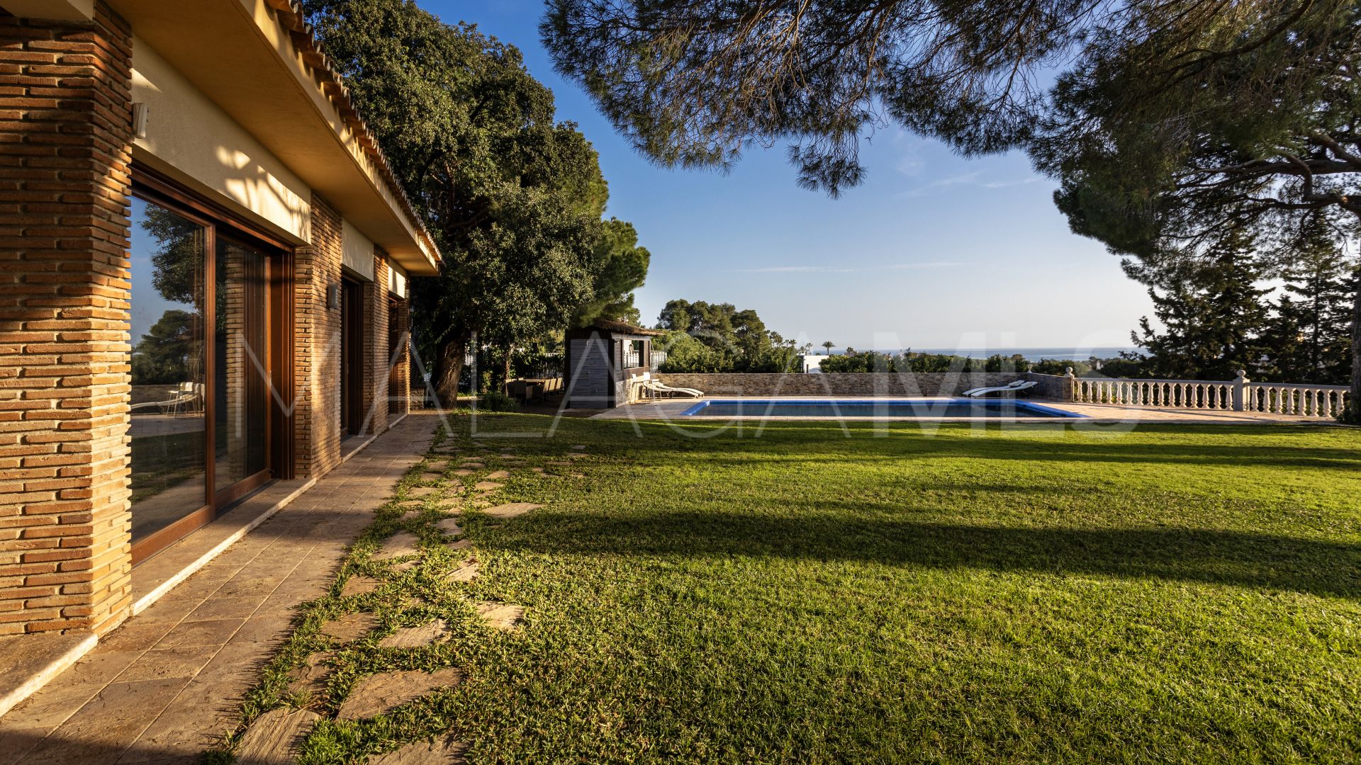 Villa for sale in Elviria