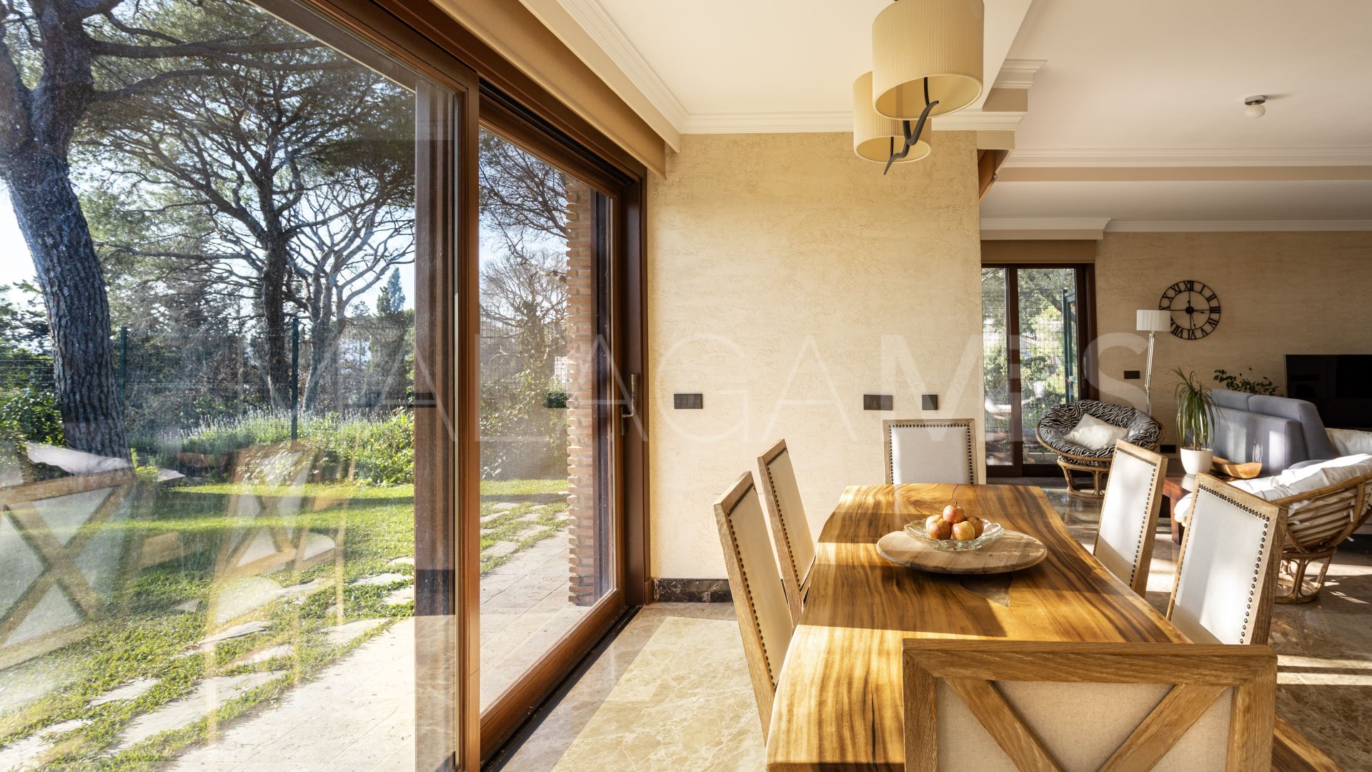 Villa for sale in Elviria