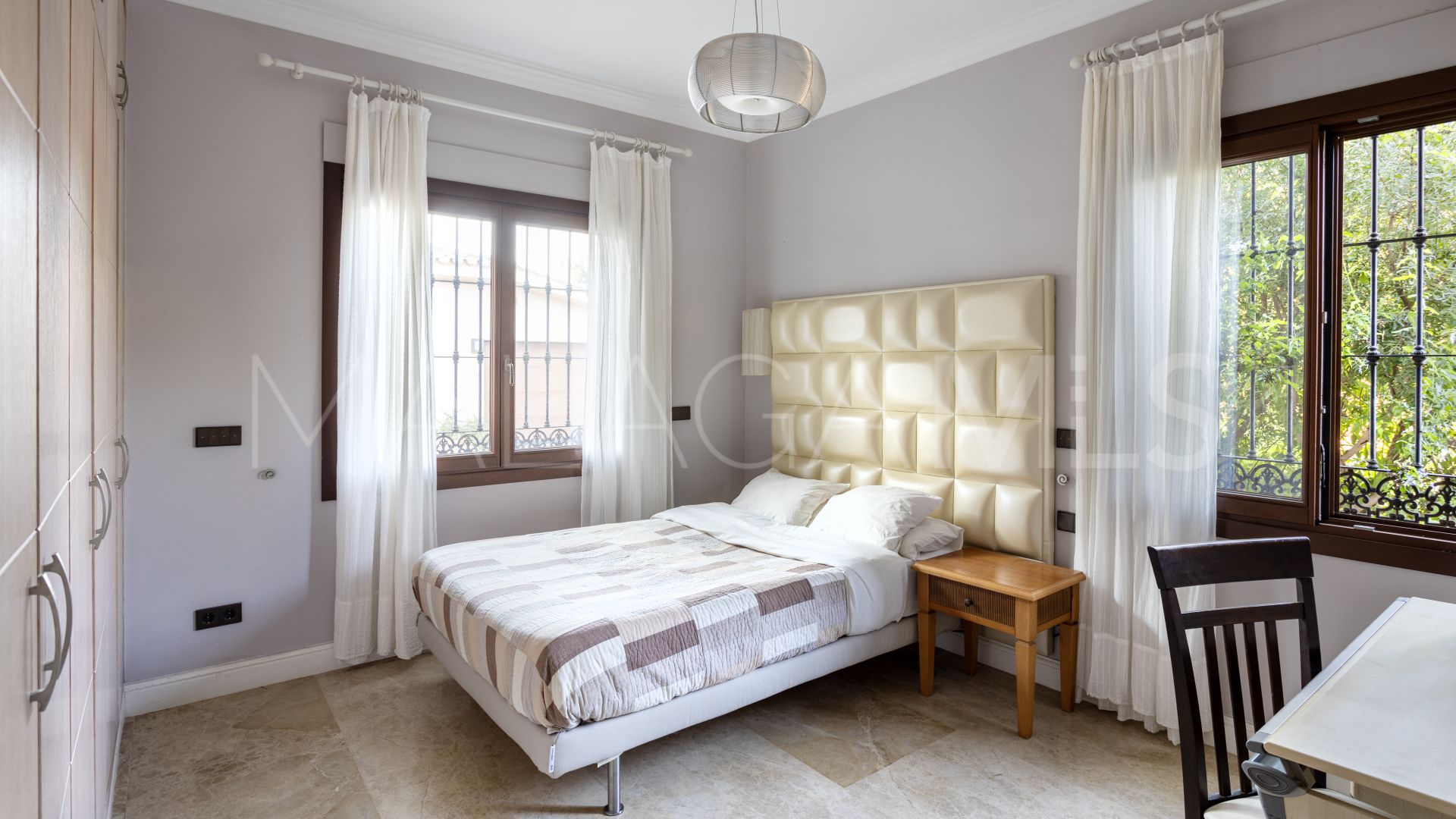Villa for sale in Elviria