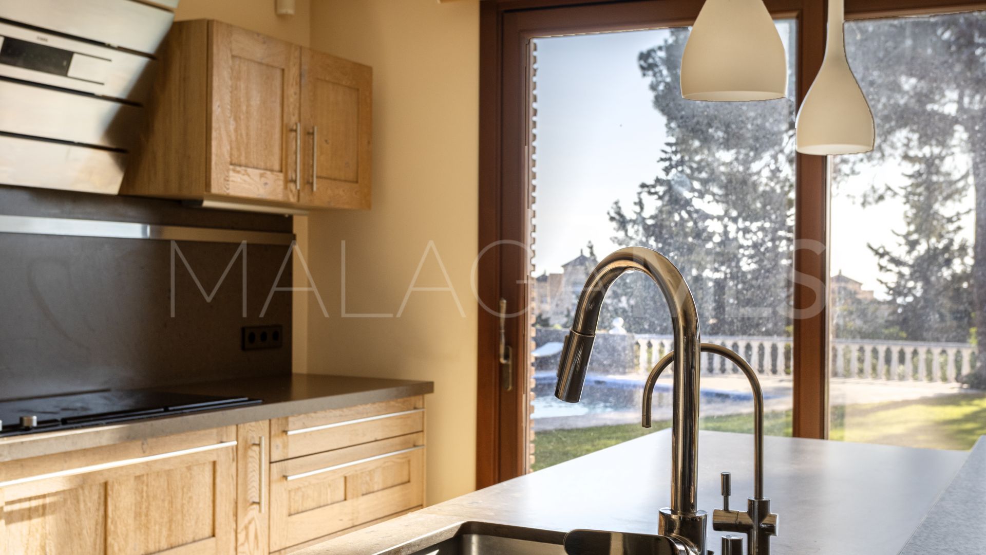 Villa for sale in Elviria