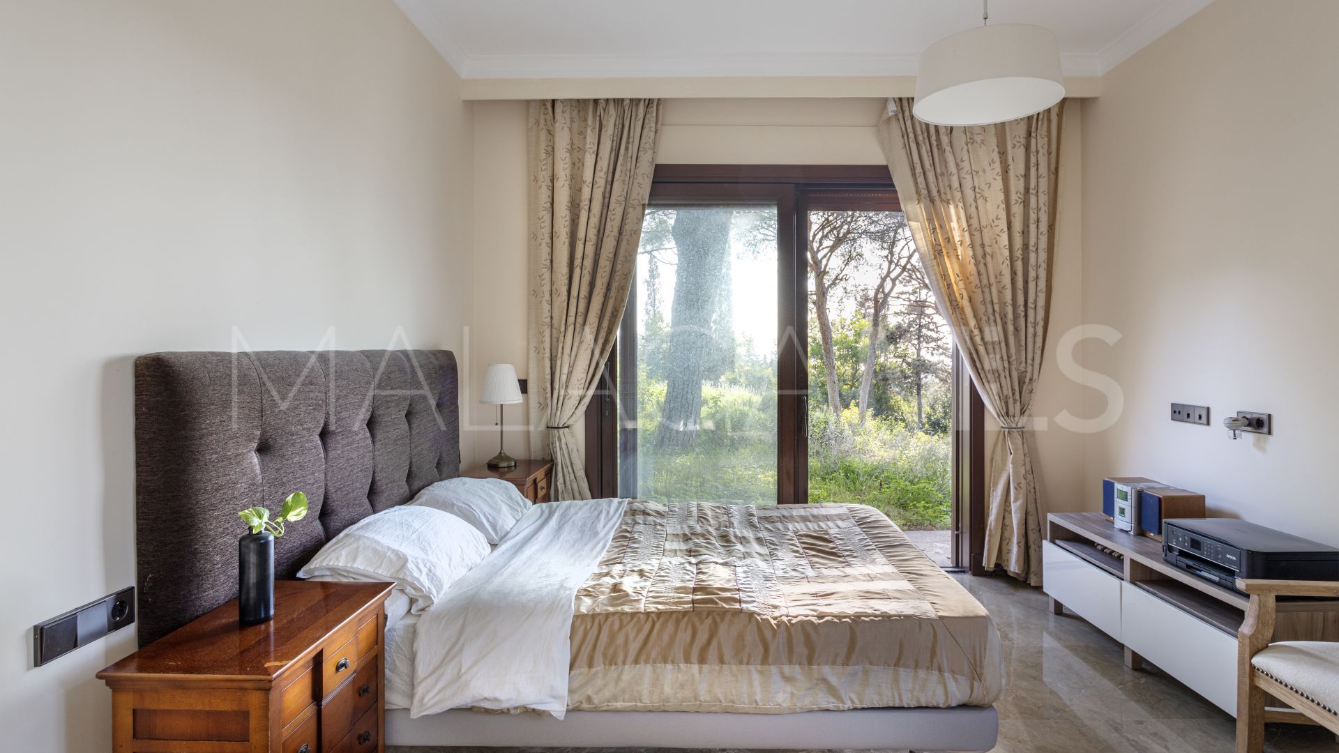 Villa for sale in Elviria