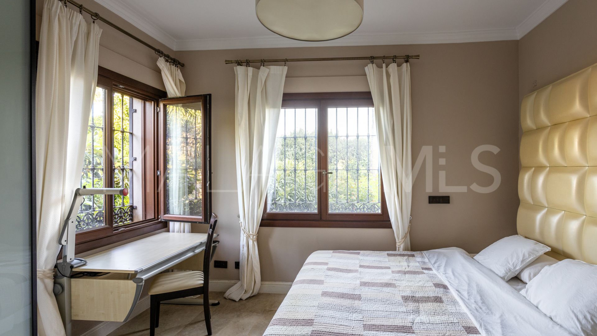 Villa for sale in Elviria